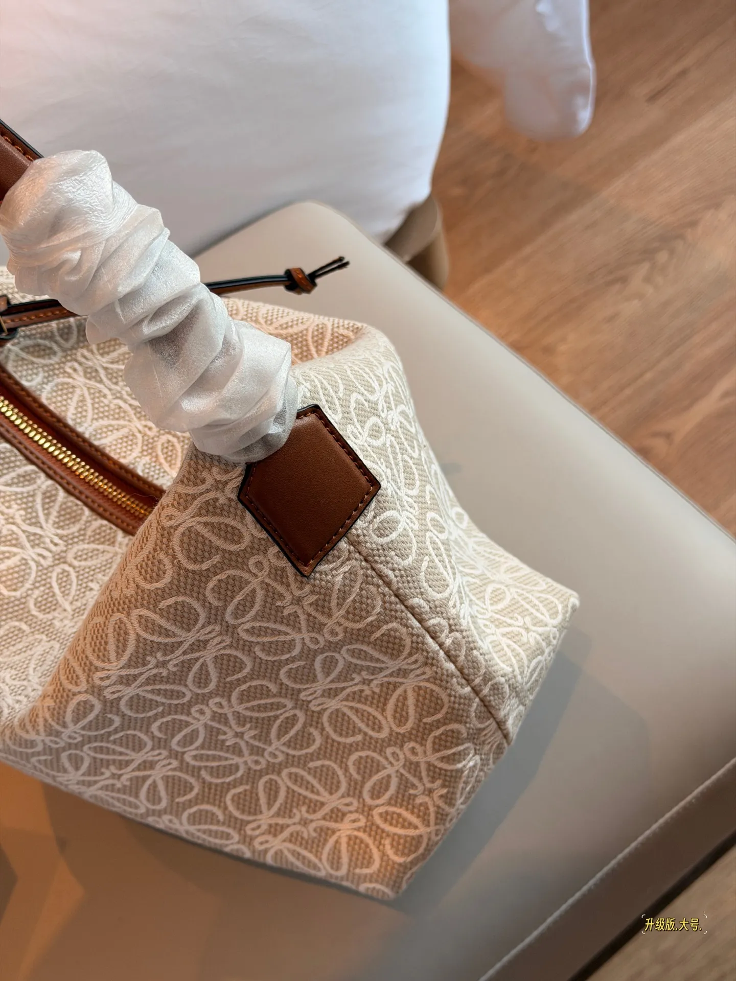 💰135（小）💰145（大）配盒子 尺寸22&times;15cm（小） 26*17cm（大） |loewe cubi|饭盒包的快乐 这只饭盒包真的一眼种草 慵懒又随意 容量也合适 肩带可调节手拎or肩背作腋下包都可随意穿搭即可慵懒氛围感get&radic;