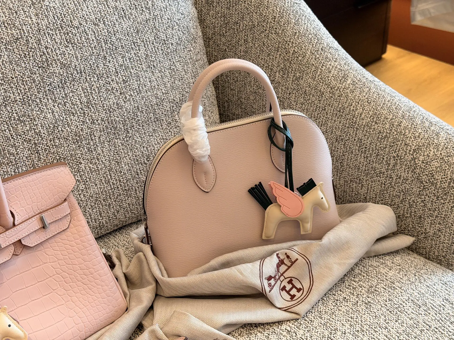 💰210 牛皮 配盒 size:29*25m 梦幻紫 开箱这个颜色真的很梦幻啊 H家 爱马仕bolide牛皮贝壳 谁还没get到这款! 真的无敌可爱! 背一背真心很实用~ 赠送五金和小马挂饰!