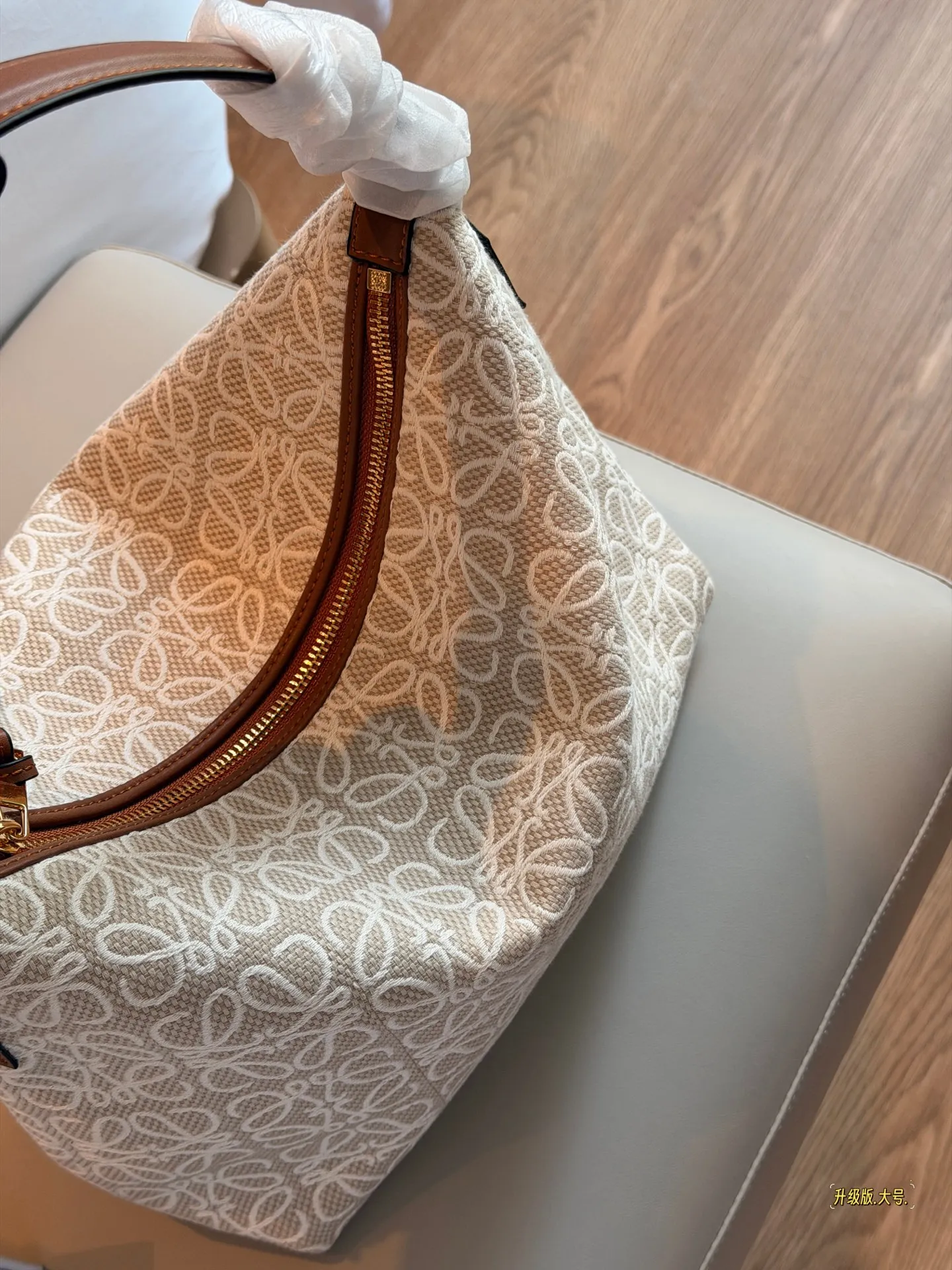 💰135(小)💰145(大)配盒子 尺寸22×15cm(小) 26*17cm(大) |loewe cubi|饭盒包的快乐 这只饭盒包真的一眼种草 慵懒又随意 容量也合适 肩带可调节手拎or肩背作腋下包都可随意穿搭即可慵懒氛围感get√