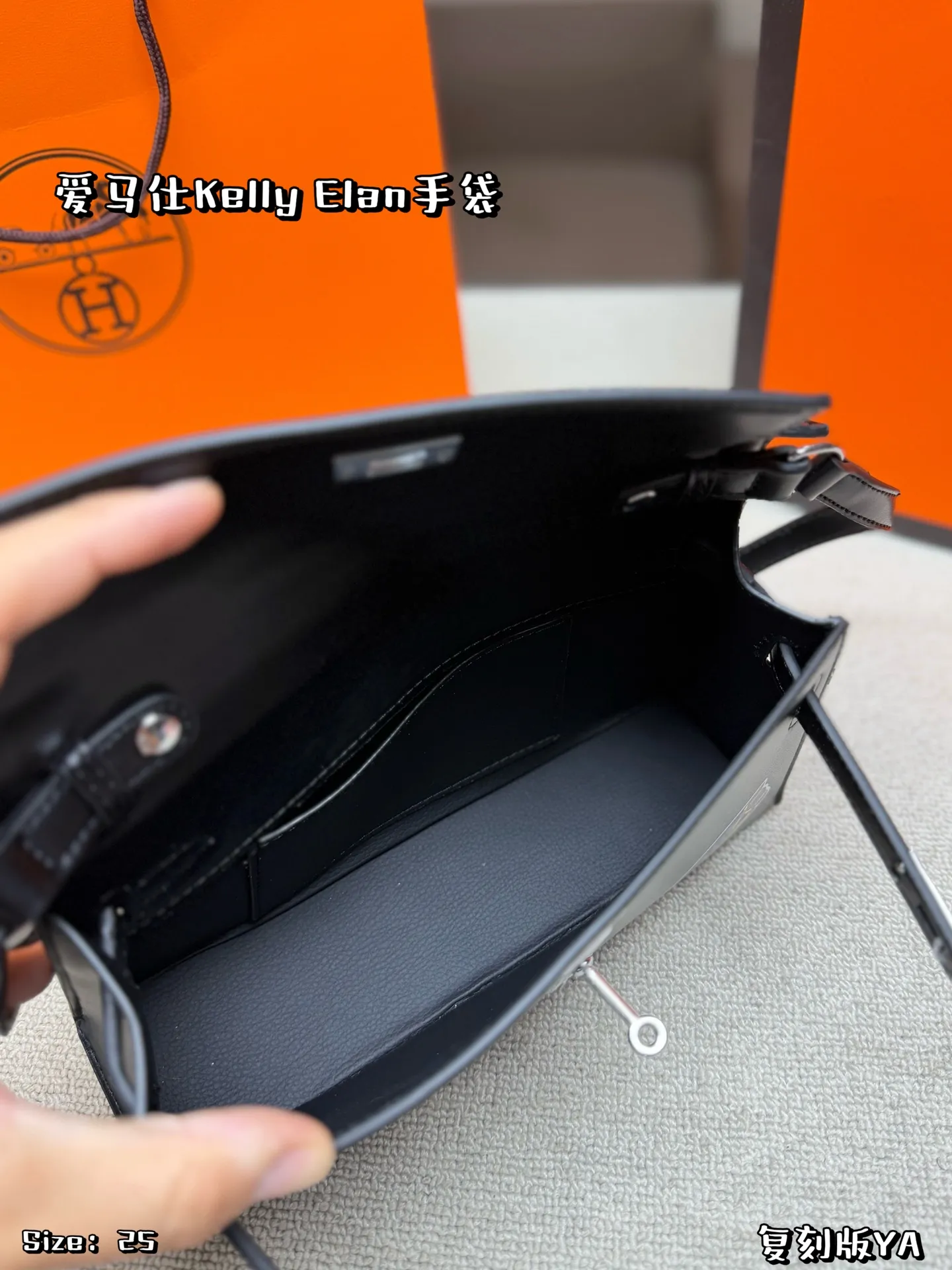 P155 折叠盒 爱马仕Kelly Elan手袋,银色金属扣,简约大气超有质感!正面木马图案超有辨识度,灵感来自品牌马术文化🐎,艺术感满满。尺寸刚好,日常通勤、正式场合都能轻松驾驭,实用又时髦✨。未使用状态,收藏or送礼都很合适,品质与品味兼具 尺寸 25*15
