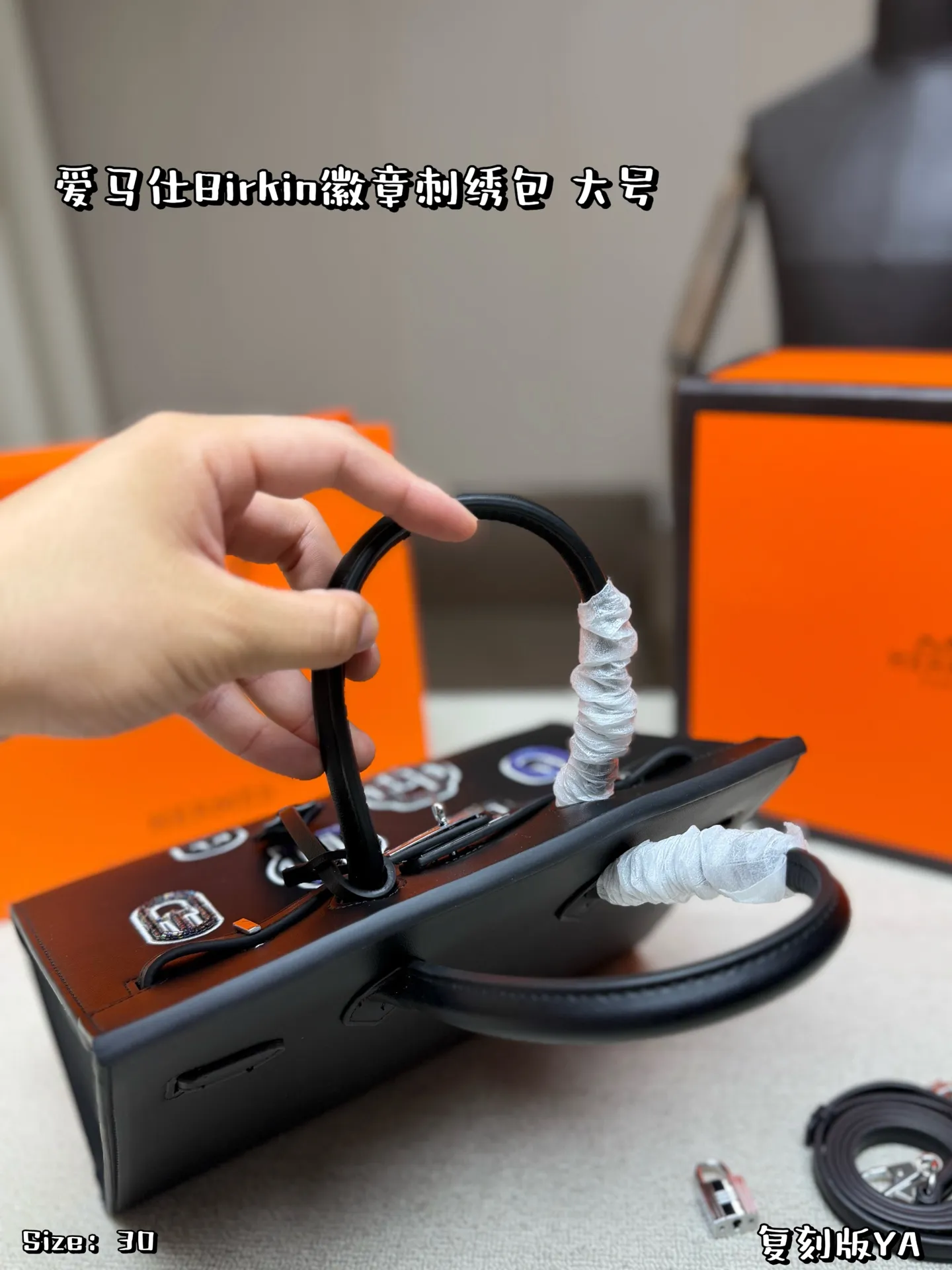 大号P200 折叠盒 爱马仕Birkin徽章刺绣包是爱马仕限量系列，质感细腻又耐用✨。正面徽章刺绣+钉珠工艺，灵感来自马具元素，复古又创新，收藏价值超高！手提or斜挎都很百搭，日常出街、正式场合都能轻松驾驭💼。手工刺绣细节满分，实用与艺术感兼具，是爱马仕粉丝必入的稀有款 尺寸30*25