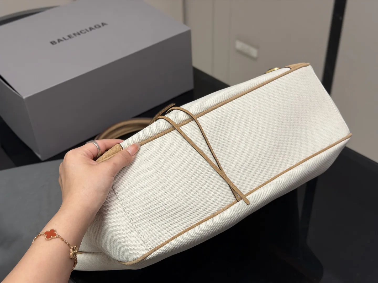 &yen;280 &yen;270 折叠盒 巴黎世家 超时髦 Balenciaga 托特包 简单实用耐看 愈看愈好看！！ size：40.27cm 29.19cm