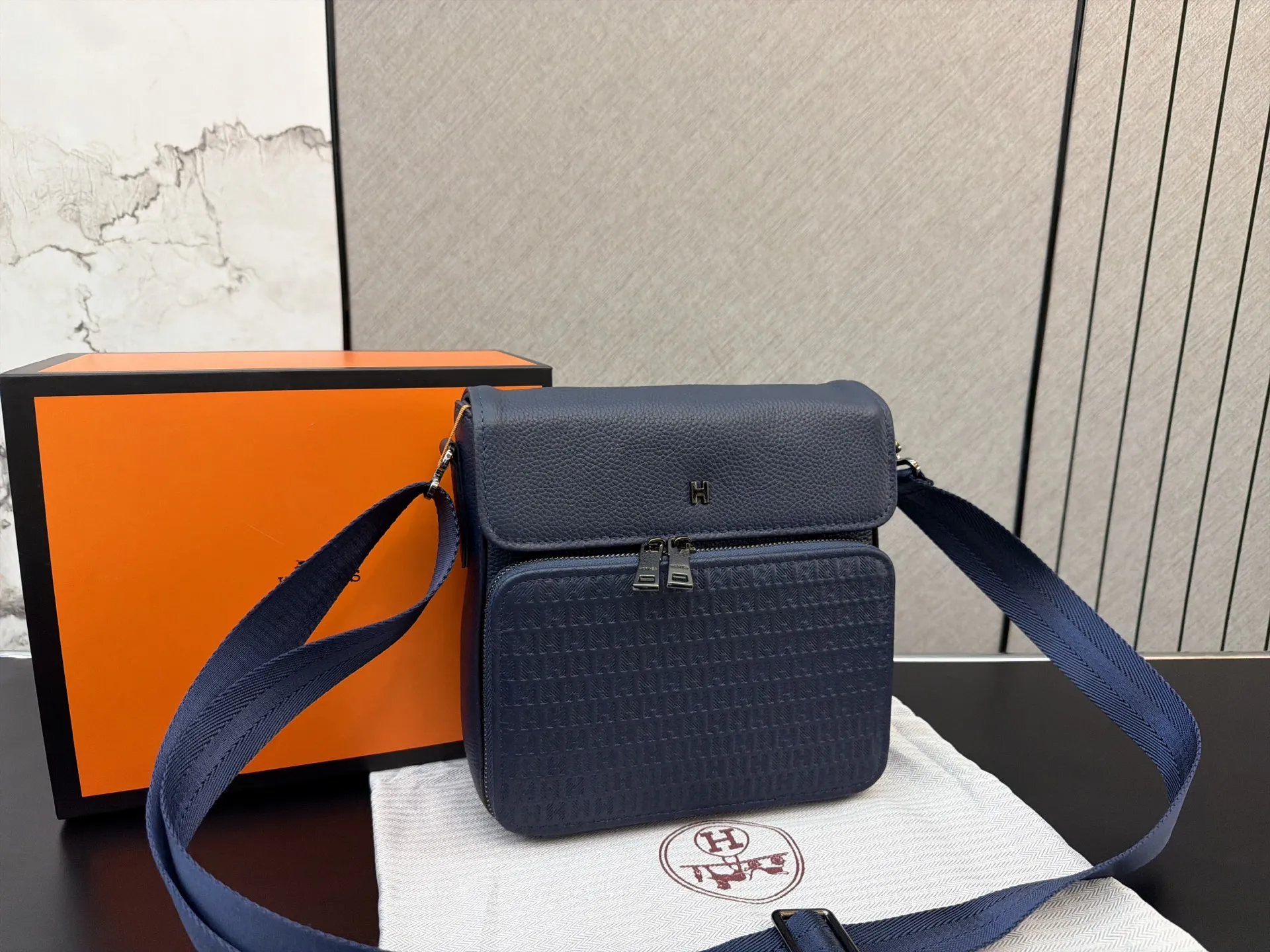 P180 Hermès 爱马仕 压花牛皮邮差包 男士单肩斜挎包 经典百搭 实物拍摄 配送防尘袋 礼盒 22 x 19 cm