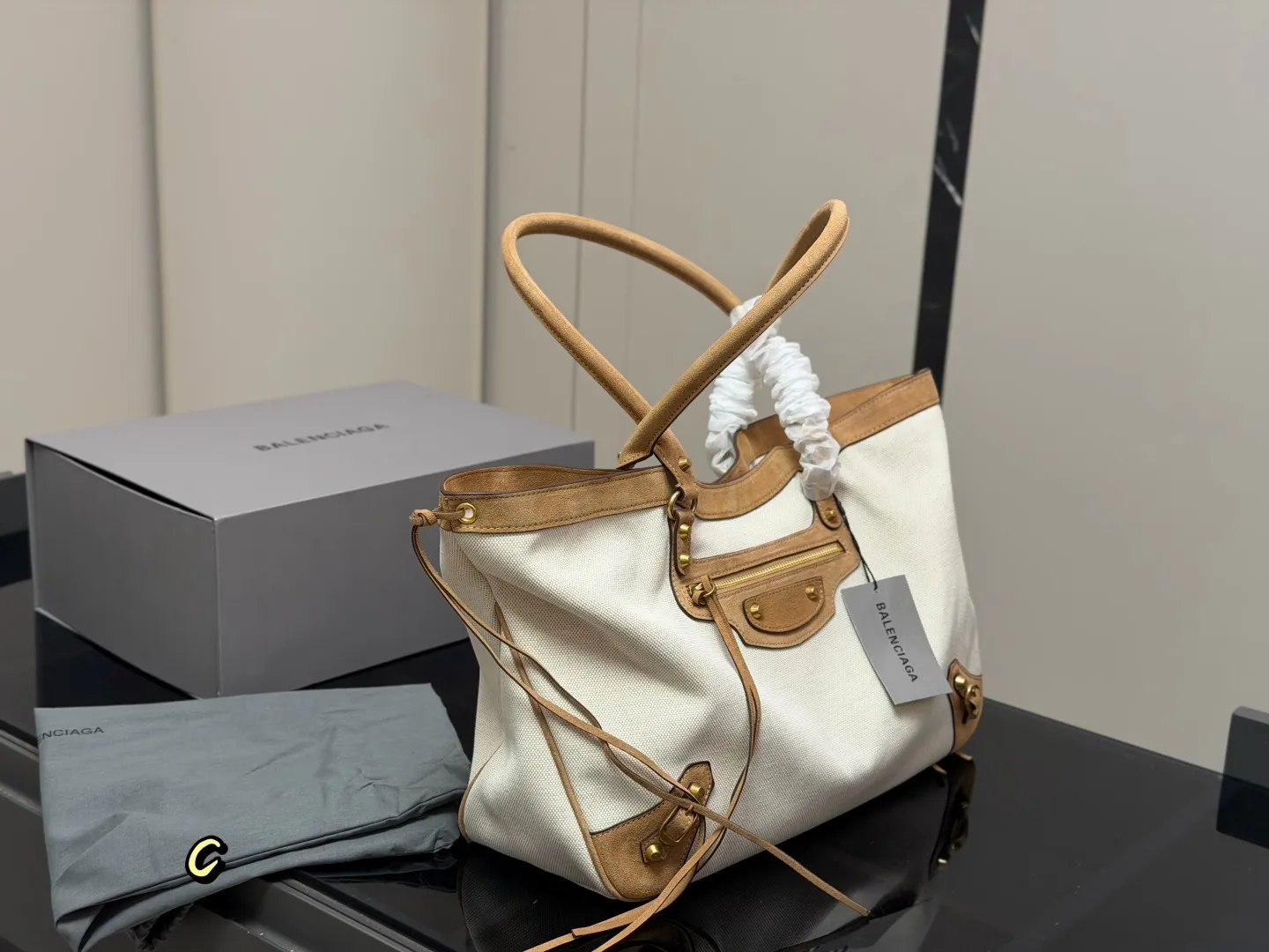 &yen;280 &yen;270 折叠盒 巴黎世家 超时髦 Balenciaga 托特包 简单实用耐看 愈看愈好看！！ size：40.27cm 29.19cm