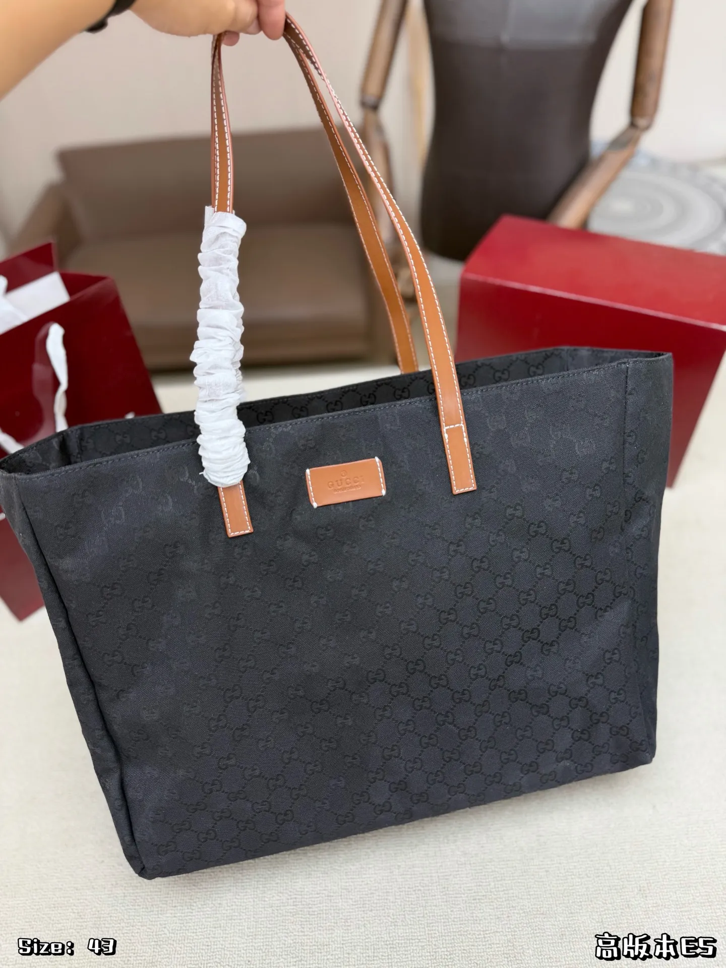 P200,无盒 👜Gucci GG提花托特包,深蓝色织物+棕色皮革手柄,简约大气又超有辨识度✨。包身GG提花低调奢华,容量大,通勤or短途旅行都超实用!皮革手柄质感满分,手提肩背都OK,百搭不挑风格~Gucci经典元素,时尚与实用兼备,真的很推荐! 尺寸:43×34