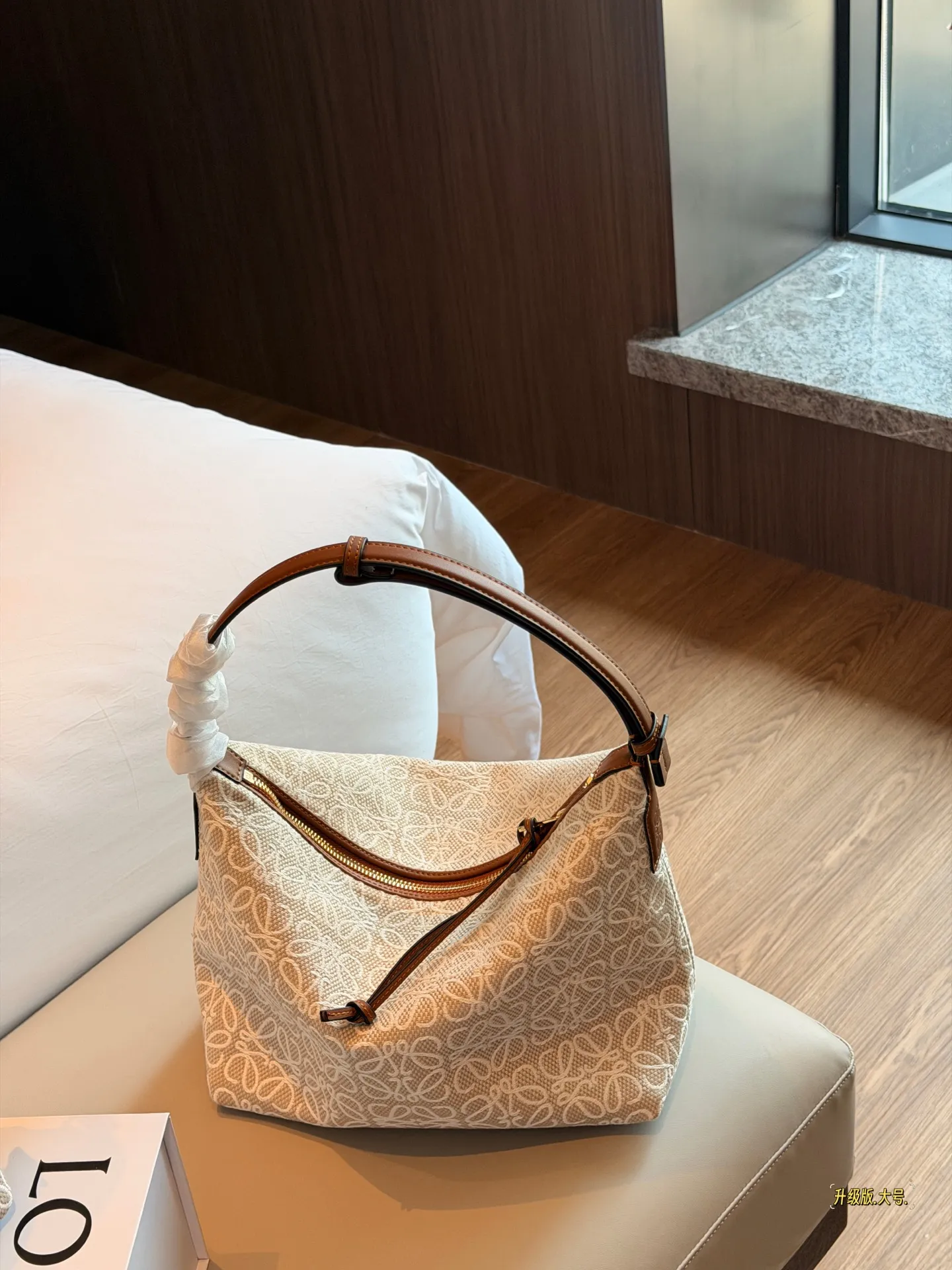 💰135（小）💰145（大）配盒子 尺寸22&times;15cm（小） 26*17cm（大） |loewe cubi|饭盒包的快乐 这只饭盒包真的一眼种草 慵懒又随意 容量也合适 肩带可调节手拎or肩背作腋下包都可随意穿搭即可慵懒氛围感get&radic;