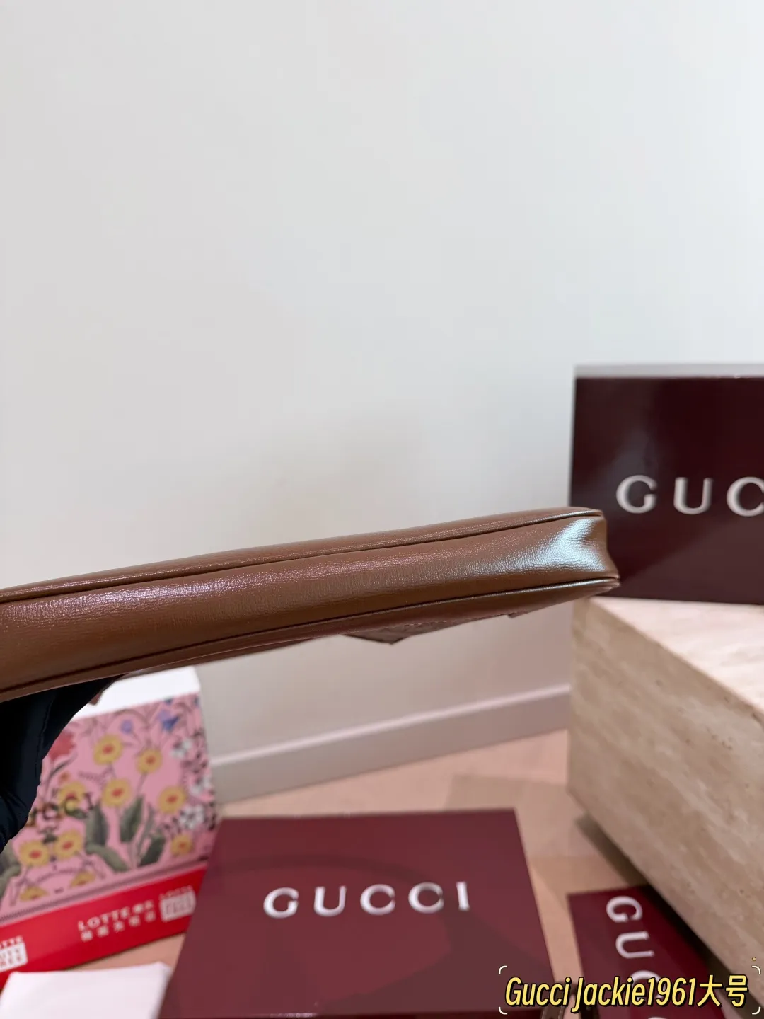 P165 P160 古驰GUCCI 新款老花腋下包 是Gucci Jackie 1961系列,一上市就来势汹汹,-眼就被这个老花腋下包吸引住了舌新款也太好看了吧,不论是从设计还是造型上看,集优雅和复古为一身,很有vintage的味道,冲着喜欢也给自己安排.上了一个,“包”治百病,新包包果然能让女生开心呀哈哈哈 30.19cm 20.13cm