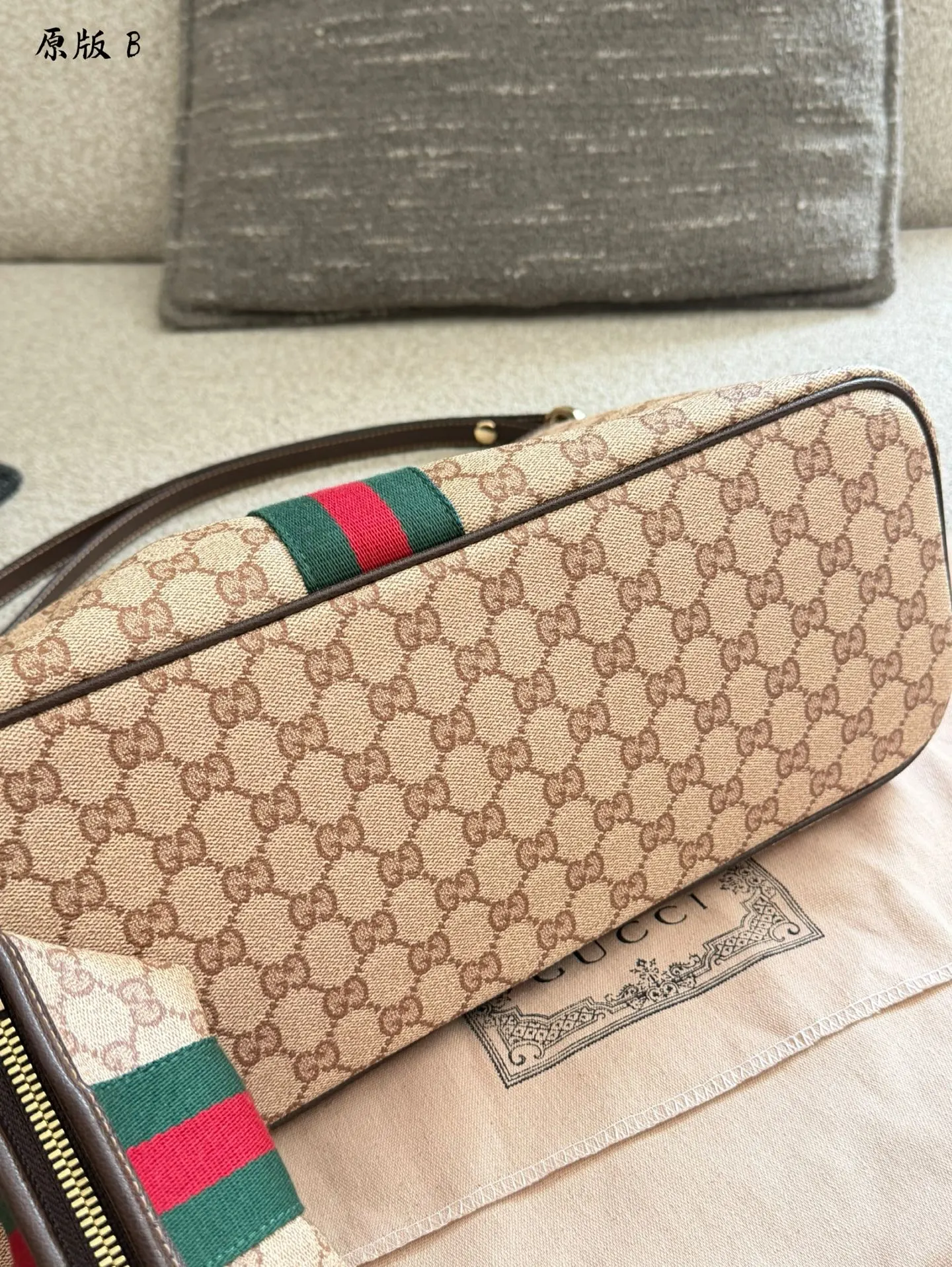 p200 Gucci田曦薇同款通勤二合一Hobo Gucci Essence Hobo包包主包可单独使用,轻松装下日常随身物品可轻松装下Macbook💻 附带迷你小包,可放 AirPods、钥匙、唇膏等小物,也能拆卸搭配,增加层次感 原版皮配皮芯片版 配挂件,是原版皮料纹理 不是杏布 也不是老花 原版一样的新料 35cm