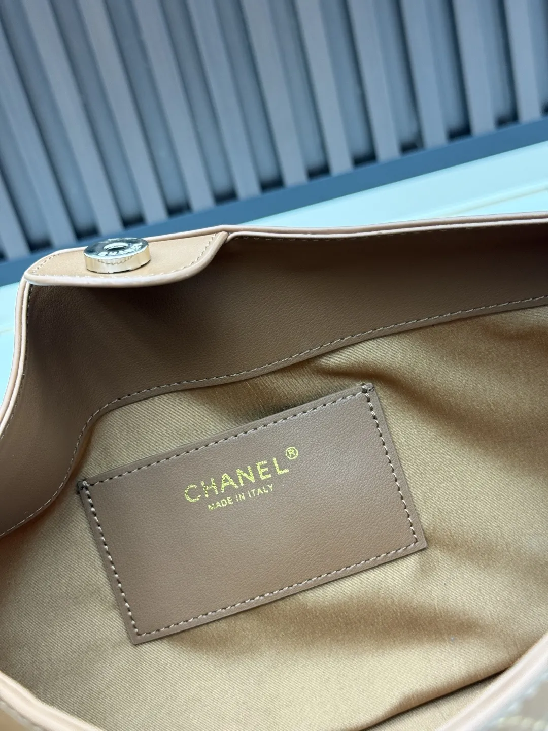 新款批220 心心念念的Jennie同款Chanel26P hobo已get！ 被 Jennie上身种草的一只26P小hobo😍 黑色会更经典百搭🖤 包型软乎乎的自重很轻 自带慵懒松弛感 上身fei常时髦～可调节单肩斜跨，采用进口小牛皮真的爱了 款号：07084 材质【进口小牛皮】 尺寸：34-19-10cm