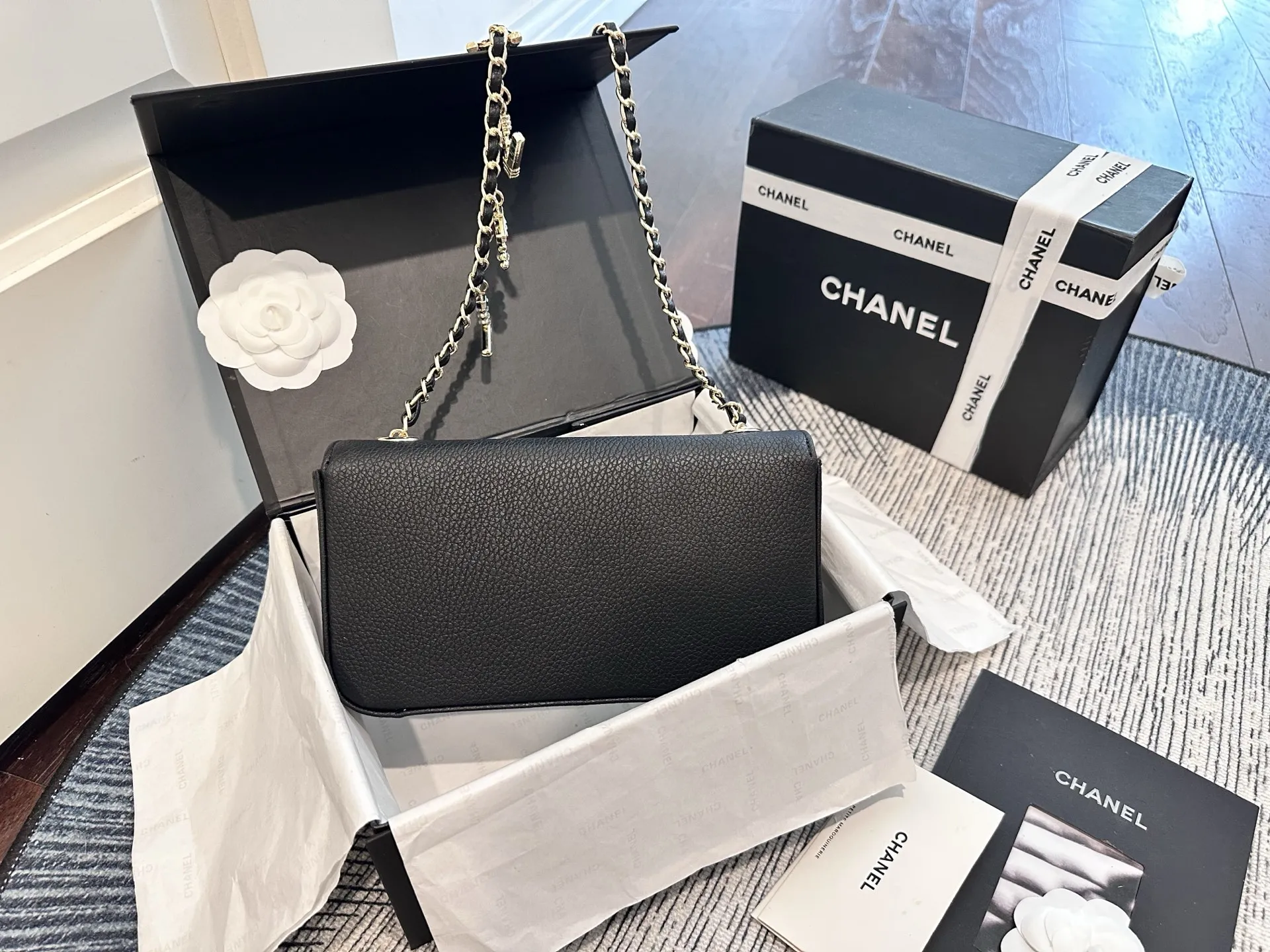 p155 折叠礼盒包装 尺寸 22cm Chanel 26A 徽章链条横款口盖包​​，黑色荔枝皮金色链条 + 彩色徽章双C Logo，链条上挂有