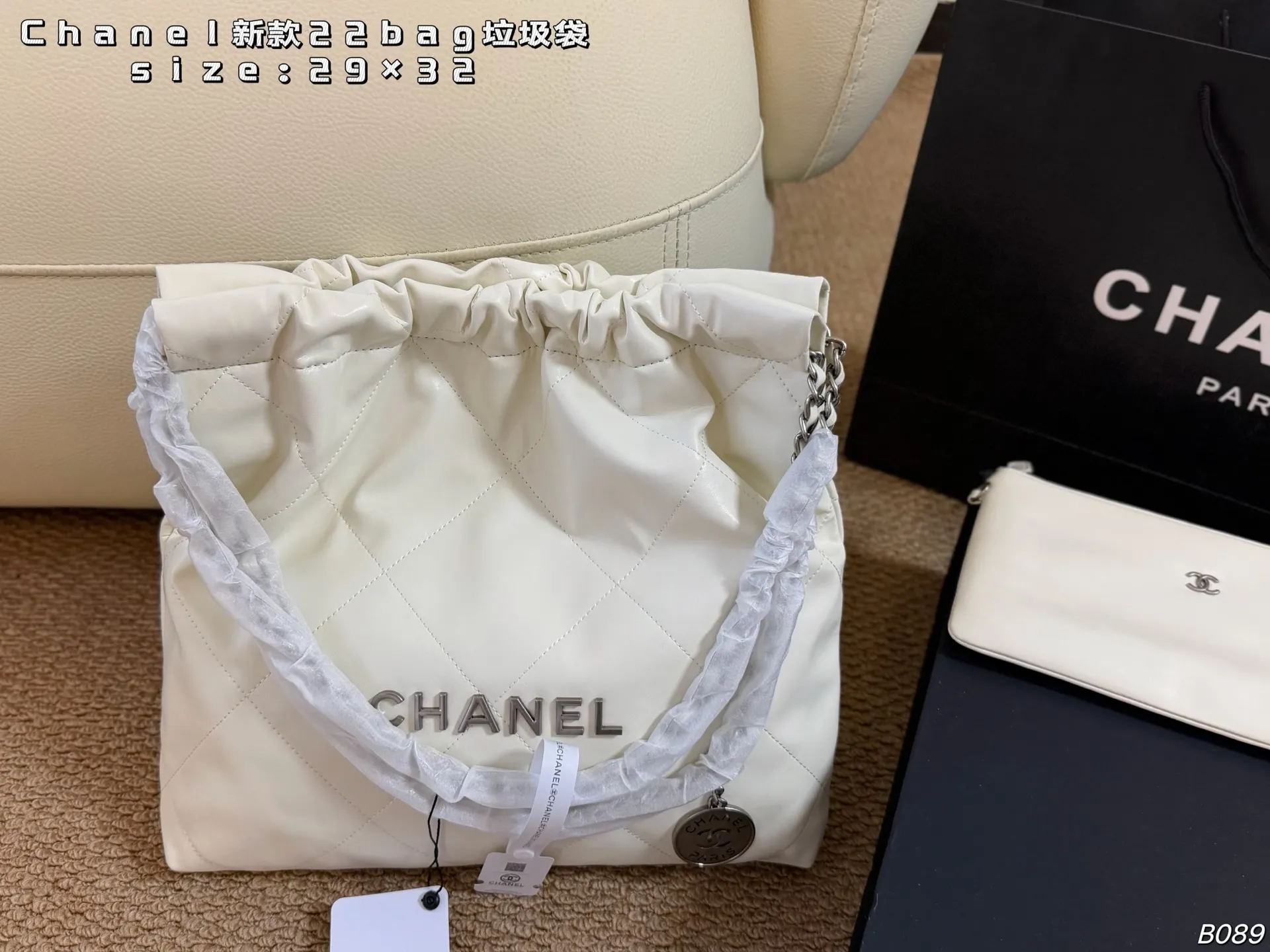 P165 29cm（折叠盒） size：29&times;32 Chanel香奈儿新款22bag垃圾袋 手感真的超赞 肩带搭配小心机&minus;小金币设计 随性、气质、慵懒又个性， 上身百搭完全不挑场合！