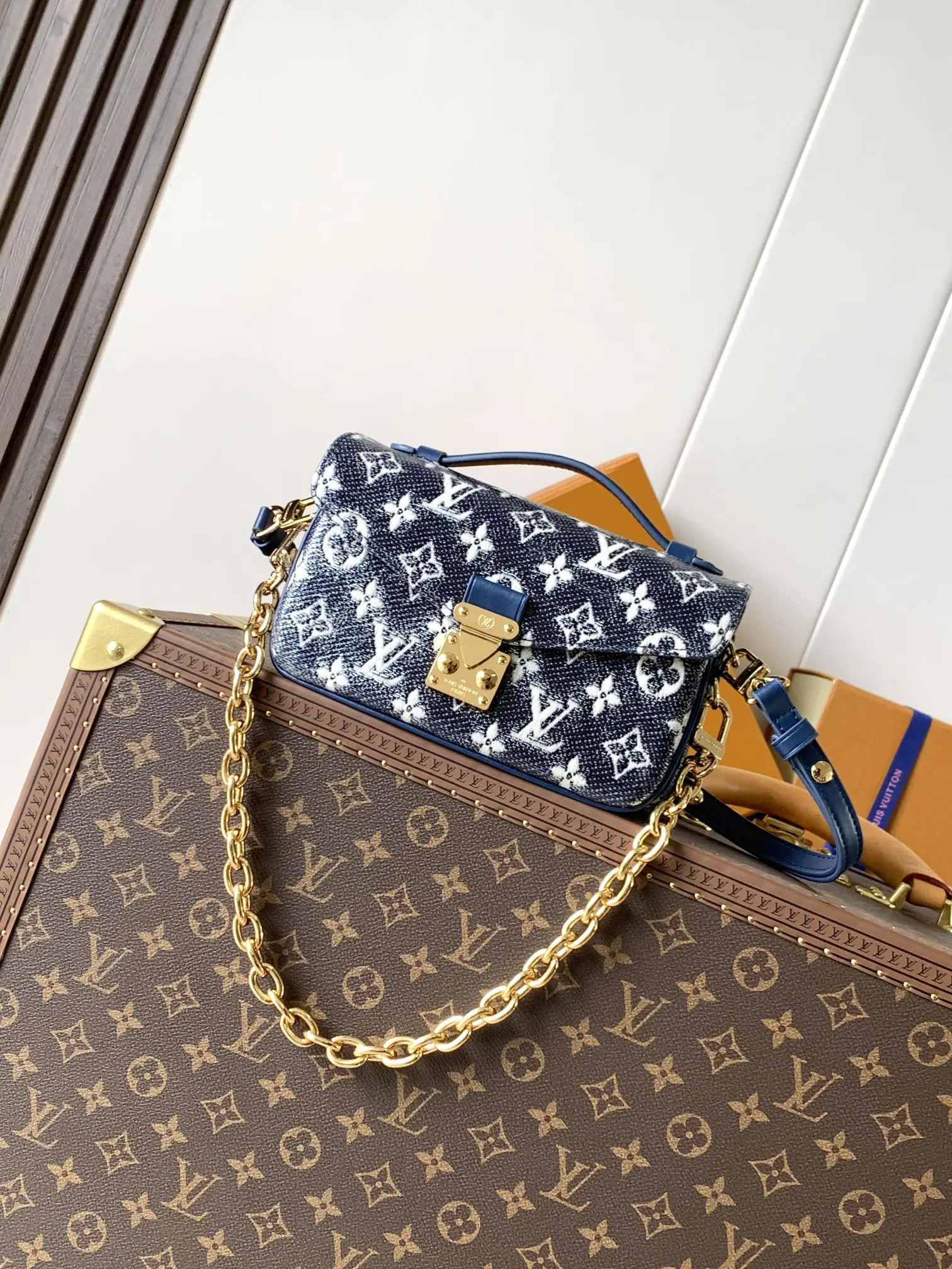 💰530顶级原单，变码芯片M22834 本款 Pochette M&eacute;tis East West 手袋取材 Monoglam 帆布，以全息色调释放耀目姿彩。彩色饰边为包身线条增添雕塑光感，皮革手柄、可拆卸链带与可脱卸并调节的皮革肩带丰富背携选择。21.5 x 13.5 x 6.0 厘米 (长 x 高 x 宽) &bull; Monoglam 涂层帆布 &bull; 牛皮革饰边 &bull; 织物内衬 &bull; 金属件 &bull; S-lock 锁扣 &bull; 拉链外袋 &bull; 内隔层 &bull; 中央拉链内袋 &bull; 肩带：可拆卸，可调节 &bull; 包带半长：29.0 厘米 &bull; 包带半长可调至：45.0 厘米 &bull; 链条：可拆卸 &bull; 链条半长：19.0 厘米 &bull; 手柄：单手柄