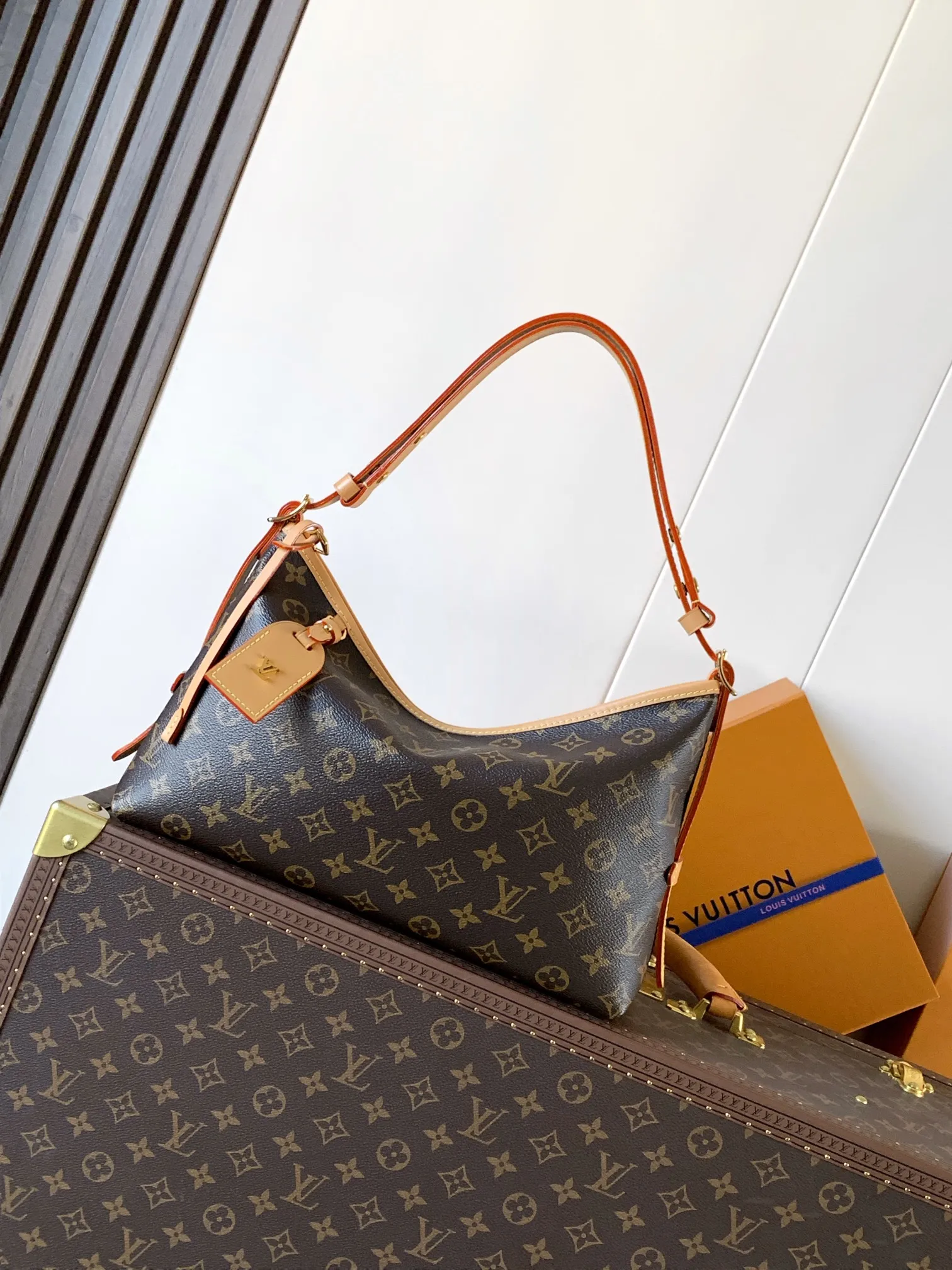 💰450顶级原单,变码芯片 M28101老花 M27578白彩 本款CarryAll EastWest手袋取材 Monogram 帆布和皮革饰边,成就都市生活的贴身伴侣。充裕构型设有齐整内层,大号内袋再添功能元素。Monogram 帆布拉链手拿包通过皮革带固定 36 x 19 x 0.5 厘米 (長度 x 高度 x 闊度) 塗層帆布 牛皮飾邊 微纖維襯裡 金色金屬件 拉鏈設計 1個內置貼袋 內置一個紀念版皮革標籤 1 個可拆式蝴蝶結形狀吊飾及周年紀念行子吊牌綴以LV裝飾及飾釘 可放置6.7寸智能手機、耳機、拉鏈銀包、鎖匙及唇膏 肩帶:不可拆式,可調節