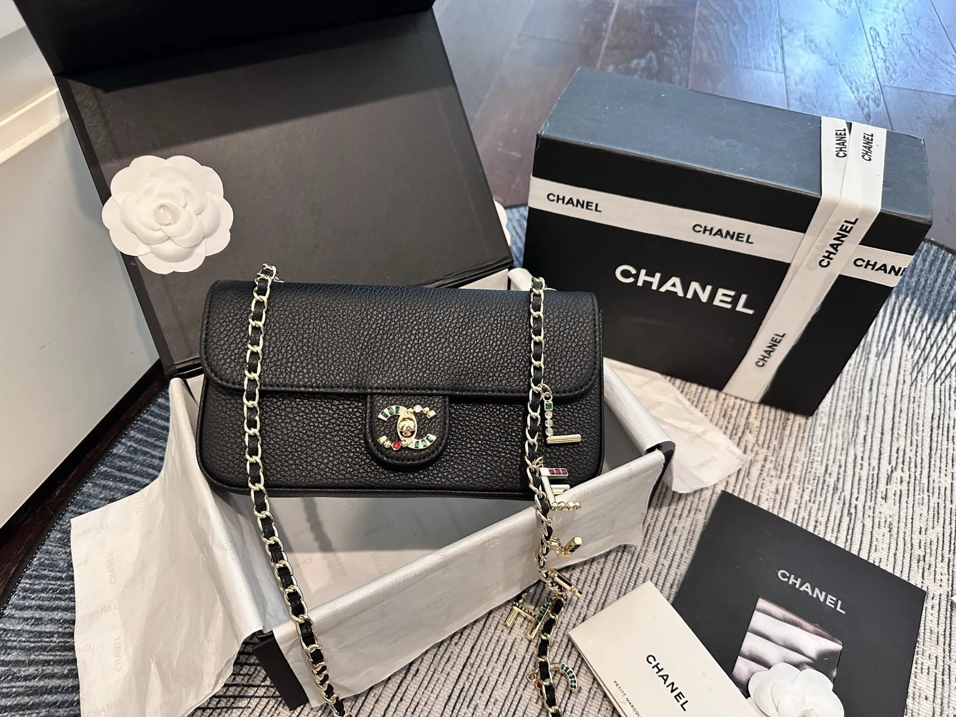 p155 折叠礼盒包装 尺寸 22cm Chanel 26A 徽章链条横款口盖包​​，黑色荔枝皮金色链条 + 彩色徽章双C Logo，链条上挂有