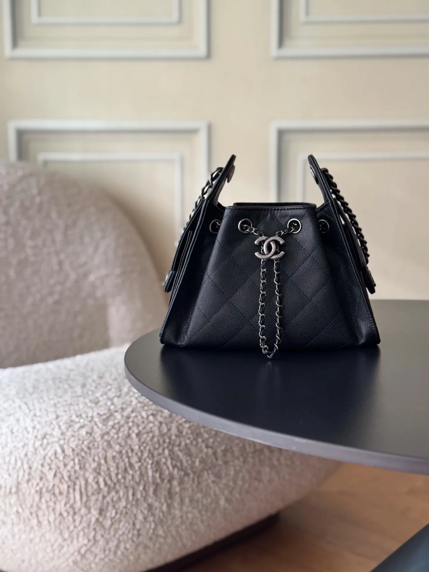 💰950¥(原厂皮)𝗖𝗵𝗮𝗻𝗲𝟭 𝟮𝟱𝗕𝗮𝗴 𝗺𝗶𝗻𝗶 𝟮𝟲𝗰 嬉皮𝗁𝗈𝖻𝗈 𝗆𝗂𝗇𝗂 🐂牛皮鱼子酱,🦌鹿皮反毛皮两种进口皮 售价𝟦𝟫𝟤𝟢𝟢𝗋𝗆𝖻购入开发 秀场热门𝟤𝟧𝖡𝖺𝗀嬉皮𝗁𝗈𝖻𝗈🔥设计独特,相当霸气的风格超大容量轻松装下日常所需❕逛街、旅行都是超高值好伙伴🧑🤝🧑上新总是让人有意外之喜,今年也不例外!25C早春系列包包的颜值又上了一个高度。今天这款多口袋hobo是这一季的风标,秀场推出后营销的异常火热。多口袋的设计简直将随性慵懒感拉满,搭配光泽感十足的复古五金 logo,可以说是这一季的王者了。细看的话真的有点像的吊床包,包身很有街头感,空间也是相当的大。上身后的效果和整体穿搭会让你瞬间就想种草,侧面的口袋装饰很有都市感工装风,给整体增加了不少的时尚因素。这牌子我们出过很多了,同渠道的东西没啥需要再多介绍了,闭眼收就是了,依然是我们的yyds系列,独家的进口原料原五金,刚出来的好东西! 五金:厚镀𝟤𝟦𝗄复古银 皮质:进口小牛皮🐂鱼子酱 尺寸:𝟤𝟢*𝟤𝟤*𝟣𝟤.𝟧 𝖼𝗆 型号:AS5631
