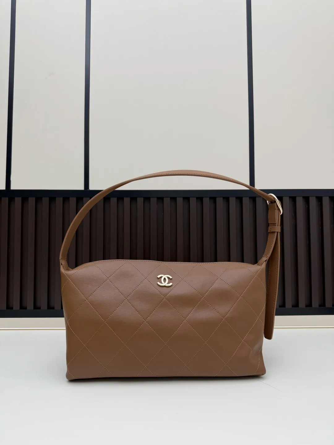 新款批220 心心念念的Jennie同款Chanel26P hobo已get！ 被 Jennie上身种草的一只26P小hobo😍 黑色会更经典百搭🖤 包型软乎乎的自重很轻 自带慵懒松弛感 上身fei常时髦～可调节单肩斜跨，采用进口小牛皮真的爱了 款号：07084 材质【进口小牛皮】 尺寸：34-19-10cm
