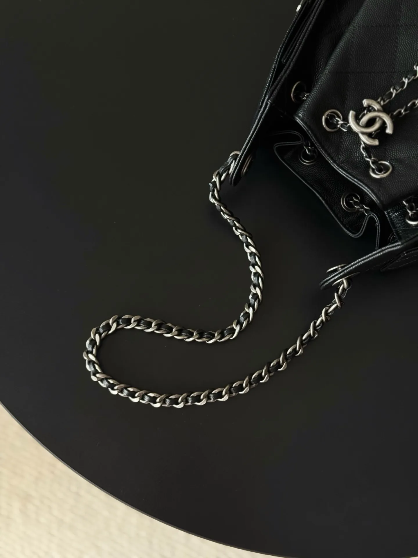 💰950¥(原厂皮)𝗖𝗵𝗮𝗻𝗲𝟭 𝟮𝟱𝗕𝗮𝗴 𝗺𝗶𝗻𝗶 𝟮𝟲𝗰 嬉皮𝗁𝗈𝖻𝗈 𝗆𝗂𝗇𝗂 🐂牛皮鱼子酱,🦌鹿皮反毛皮两种进口皮 售价𝟦𝟫𝟤𝟢𝟢𝗋𝗆𝖻购入开发 秀场热门𝟤𝟧𝖡𝖺𝗀嬉皮𝗁𝗈𝖻𝗈🔥设计独特,相当霸气的风格超大容量轻松装下日常所需❕逛街、旅行都是超高值好伙伴🧑🤝🧑上新总是让人有意外之喜,今年也不例外!25C早春系列包包的颜值又上了一个高度。今天这款多口袋hobo是这一季的风标,秀场推出后营销的异常火热。多口袋的设计简直将随性慵懒感拉满,搭配光泽感十足的复古五金 logo,可以说是这一季的王者了。细看的话真的有点像的吊床包,包身很有街头感,空间也是相当的大。上身后的效果和整体穿搭会让你瞬间就想种草,侧面的口袋装饰很有都市感工装风,给整体增加了不少的时尚因素。这牌子我们出过很多了,同渠道的东西没啥需要再多介绍了,闭眼收就是了,依然是我们的yyds系列,独家的进口原料原五金,刚出来的好东西! 五金:厚镀𝟤𝟦𝗄复古银 皮质:进口小牛皮🐂鱼子酱 尺寸:𝟤𝟢*𝟤𝟤*𝟣𝟤.𝟧 𝖼𝗆 型号:AS5631