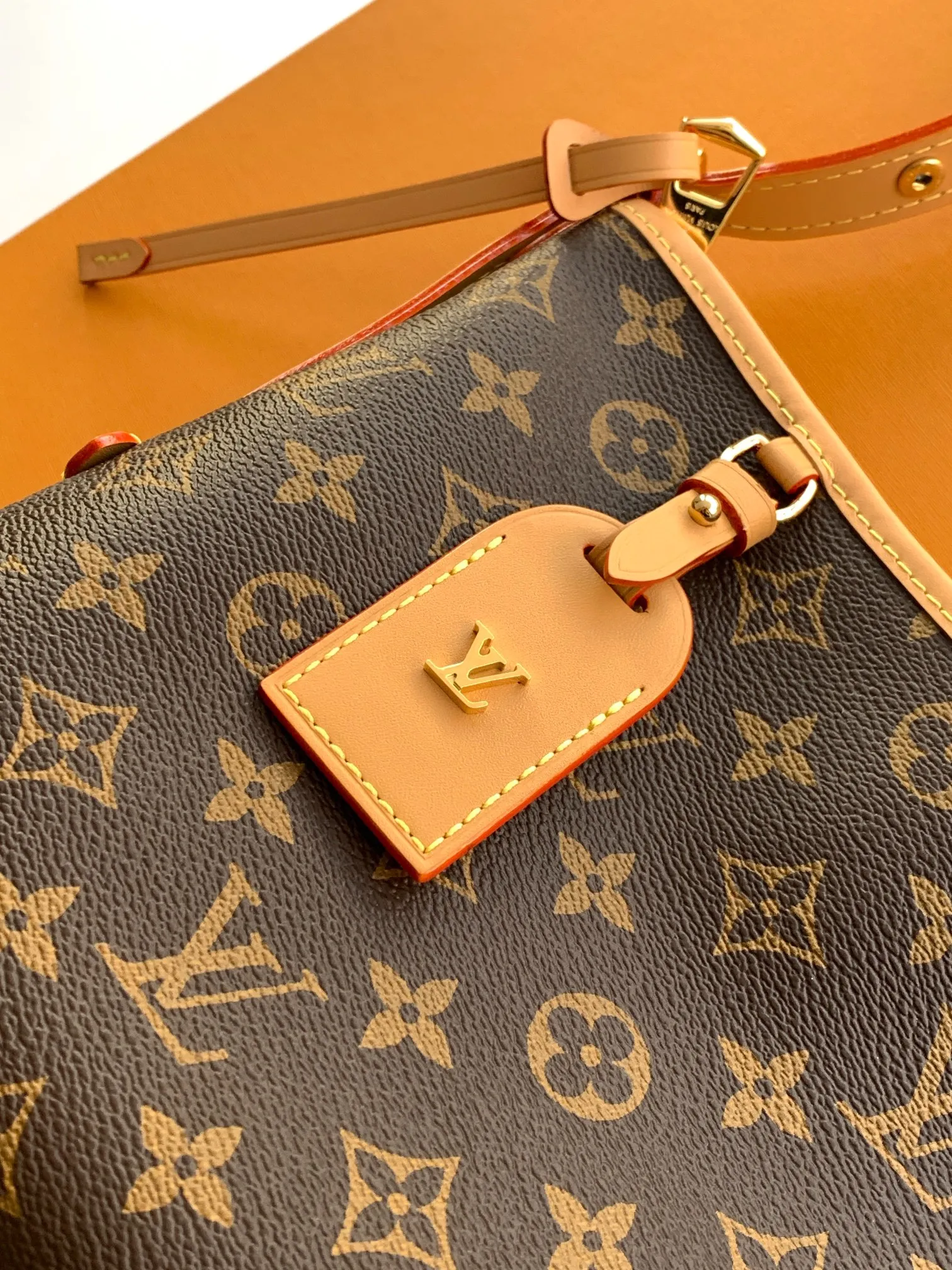 💰450顶级原单，变码芯片 M28101老花 M27578白彩 本款CarryAll EastWest手袋取材 Monogram 帆布和皮革饰边，成就都市生活的贴身伴侣。充裕构型设有齐整内层，大号内袋再添功能元素。Monogram 帆布拉链手拿包通过皮革带固定 36 x 19 x 0.5 厘米 (長度 x 高度 x 闊度) 塗層帆布 牛皮飾邊 微纖維襯裡 金色金屬件 拉鏈設計 1個內置貼袋 內置一個紀念版皮革標籤 1 個可拆式蝴蝶結形狀吊飾及周年紀念行子吊牌綴以LV裝飾及飾釘 可放置6.7寸智能手機、耳機、拉鏈銀包、鎖匙及唇膏 肩帶：不可拆式，可調節