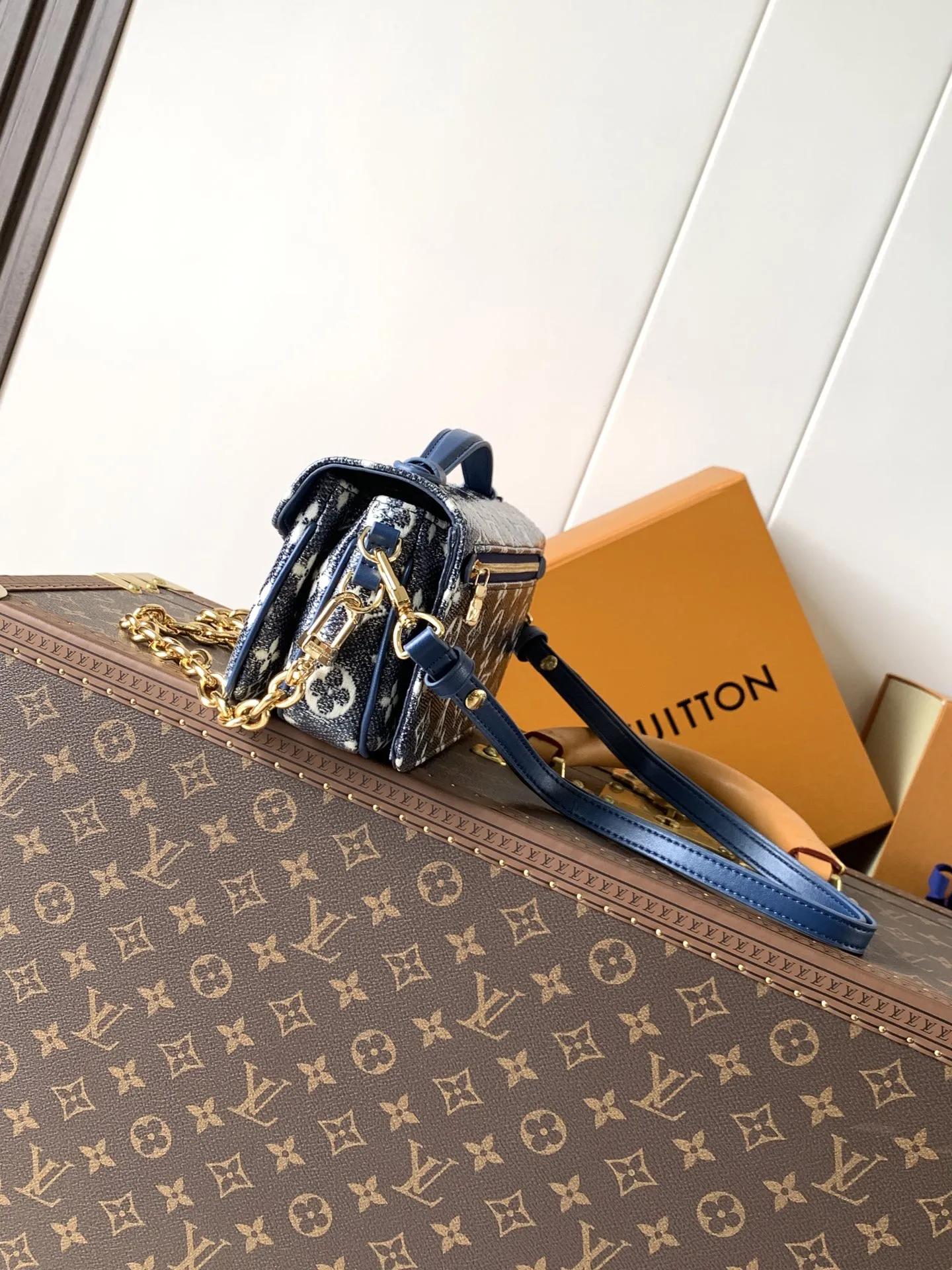 💰530顶级原单，变码芯片M22834 本款 Pochette M&eacute;tis East West 手袋取材 Monoglam 帆布，以全息色调释放耀目姿彩。彩色饰边为包身线条增添雕塑光感，皮革手柄、可拆卸链带与可脱卸并调节的皮革肩带丰富背携选择。21.5 x 13.5 x 6.0 厘米 (长 x 高 x 宽) &bull; Monoglam 涂层帆布 &bull; 牛皮革饰边 &bull; 织物内衬 &bull; 金属件 &bull; S-lock 锁扣 &bull; 拉链外袋 &bull; 内隔层 &bull; 中央拉链内袋 &bull; 肩带：可拆卸，可调节 &bull; 包带半长：29.0 厘米 &bull; 包带半长可调至：45.0 厘米 &bull; 链条：可拆卸 &bull; 链条半长：19.0 厘米 &bull; 手柄：单手柄