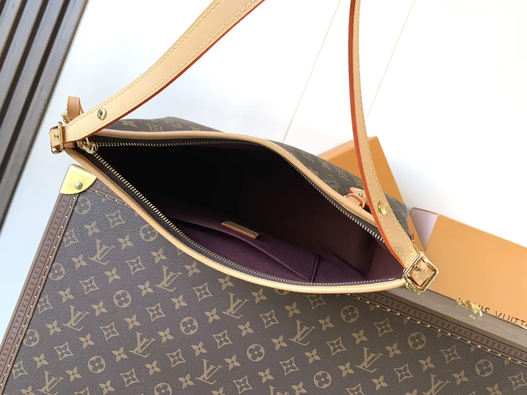 💰450顶级原单，变码芯片 M28101老花 M27578白彩 本款CarryAll EastWest手袋取材 Monogram 帆布和皮革饰边，成就都市生活的贴身伴侣。充裕构型设有齐整内层，大号内袋再添功能元素。Monogram 帆布拉链手拿包通过皮革带固定 36 x 19 x 0.5 厘米 (長度 x 高度 x 闊度) 塗層帆布 牛皮飾邊 微纖維襯裡 金色金屬件 拉鏈設計 1個內置貼袋 內置一個紀念版皮革標籤 1 個可拆式蝴蝶結形狀吊飾及周年紀念行子吊牌綴以LV裝飾及飾釘 可放置6.7寸智能手機、耳機、拉鏈銀包、鎖匙及唇膏 肩帶：不可拆式，可調節