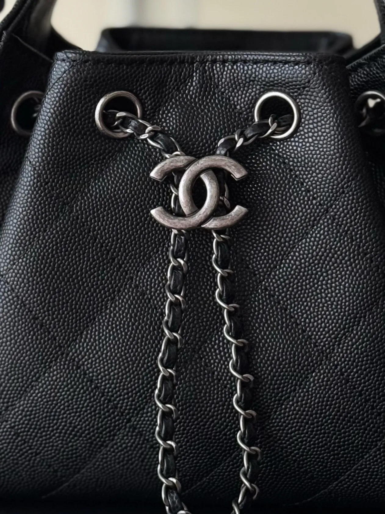 💰950¥(原厂皮)𝗖𝗵𝗮𝗻𝗲𝟭 𝟮𝟱𝗕𝗮𝗴 𝗺𝗶𝗻𝗶 𝟮𝟲𝗰 嬉皮𝗁𝗈𝖻𝗈 𝗆𝗂𝗇𝗂 🐂牛皮鱼子酱,🦌鹿皮反毛皮两种进口皮 售价𝟦𝟫𝟤𝟢𝟢𝗋𝗆𝖻购入开发 秀场热门𝟤𝟧𝖡𝖺𝗀嬉皮𝗁𝗈𝖻𝗈🔥设计独特,相当霸气的风格超大容量轻松装下日常所需❕逛街、旅行都是超高值好伙伴🧑🤝🧑上新总是让人有意外之喜,今年也不例外!25C早春系列包包的颜值又上了一个高度。今天这款多口袋hobo是这一季的风标,秀场推出后营销的异常火热。多口袋的设计简直将随性慵懒感拉满,搭配光泽感十足的复古五金 logo,可以说是这一季的王者了。细看的话真的有点像的吊床包,包身很有街头感,空间也是相当的大。上身后的效果和整体穿搭会让你瞬间就想种草,侧面的口袋装饰很有都市感工装风,给整体增加了不少的时尚因素。这牌子我们出过很多了,同渠道的东西没啥需要再多介绍了,闭眼收就是了,依然是我们的yyds系列,独家的进口原料原五金,刚出来的好东西! 五金:厚镀𝟤𝟦𝗄复古银 皮质:进口小牛皮🐂鱼子酱 尺寸:𝟤𝟢*𝟤𝟤*𝟣𝟤.𝟧 𝖼𝗆 型号:AS5631