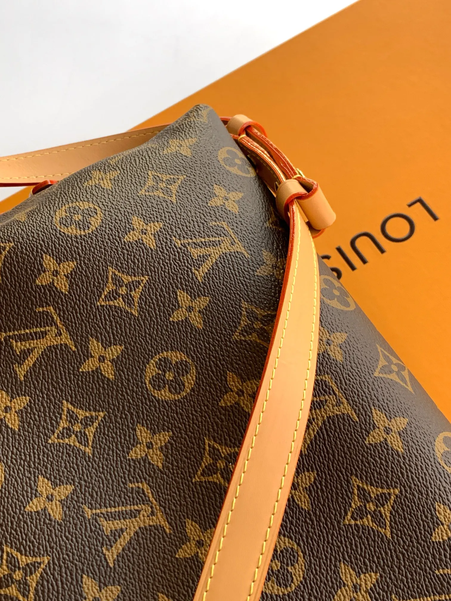 💰450顶级原单，变码芯片 M28101老花 M27578白彩 本款CarryAll EastWest手袋取材 Monogram 帆布和皮革饰边，成就都市生活的贴身伴侣。充裕构型设有齐整内层，大号内袋再添功能元素。Monogram 帆布拉链手拿包通过皮革带固定 36 x 19 x 0.5 厘米 (長度 x 高度 x 闊度) 塗層帆布 牛皮飾邊 微纖維襯裡 金色金屬件 拉鏈設計 1個內置貼袋 內置一個紀念版皮革標籤 1 個可拆式蝴蝶結形狀吊飾及周年紀念行子吊牌綴以LV裝飾及飾釘 可放置6.7寸智能手機、耳機、拉鏈銀包、鎖匙及唇膏 肩帶：不可拆式，可調節