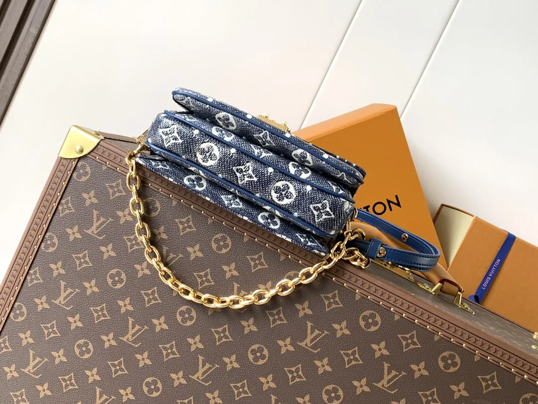 💰530顶级原单，变码芯片M22834 本款 Pochette M&eacute;tis East West 手袋取材 Monoglam 帆布，以全息色调释放耀目姿彩。彩色饰边为包身线条增添雕塑光感，皮革手柄、可拆卸链带与可脱卸并调节的皮革肩带丰富背携选择。21.5 x 13.5 x 6.0 厘米 (长 x 高 x 宽) &bull; Monoglam 涂层帆布 &bull; 牛皮革饰边 &bull; 织物内衬 &bull; 金属件 &bull; S-lock 锁扣 &bull; 拉链外袋 &bull; 内隔层 &bull; 中央拉链内袋 &bull; 肩带：可拆卸，可调节 &bull; 包带半长：29.0 厘米 &bull; 包带半长可调至：45.0 厘米 &bull; 链条：可拆卸 &bull; 链条半长：19.0 厘米 &bull; 手柄：单手柄