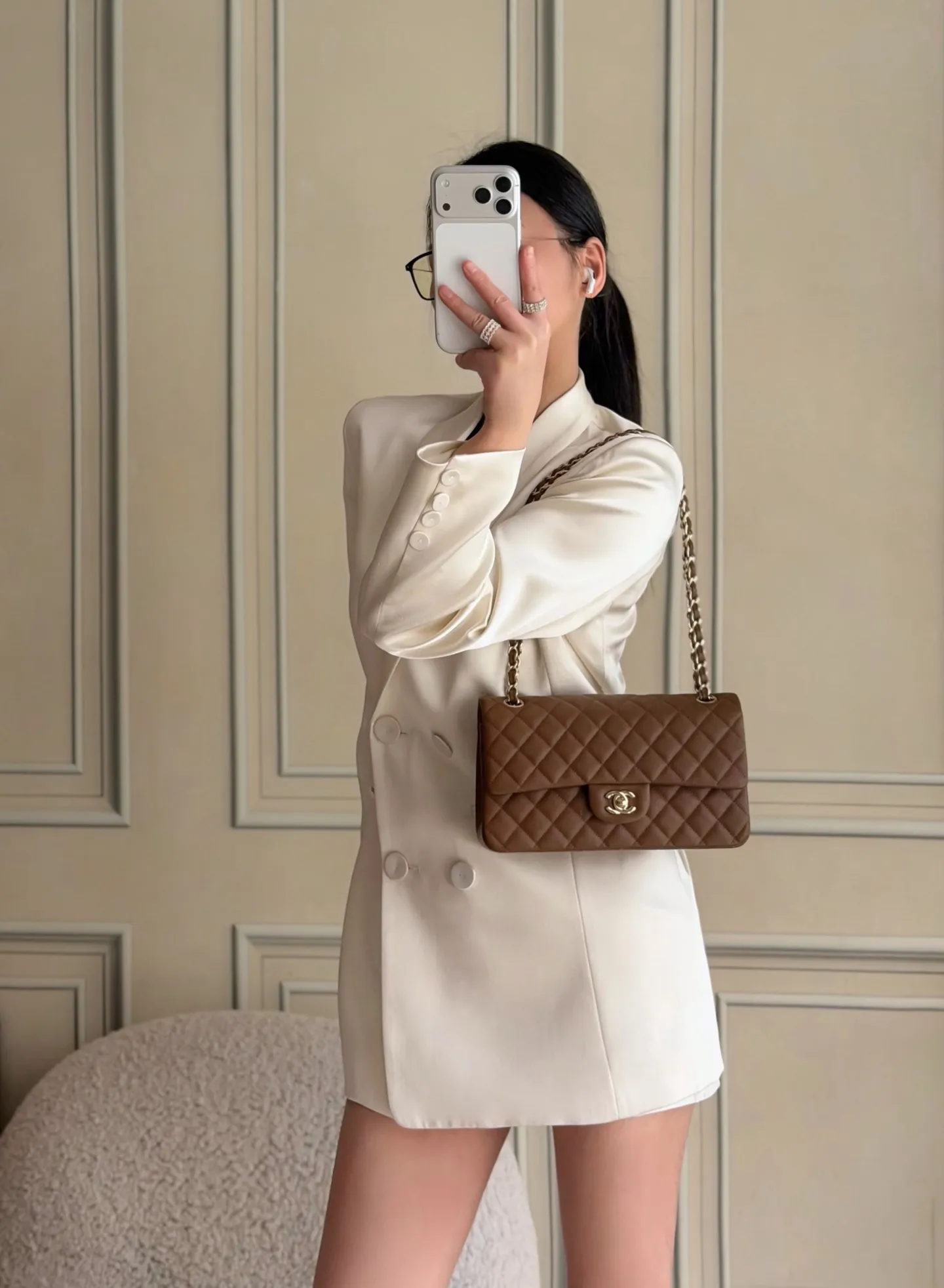 P830 𝐂𝐡𝐚𝐧𝐞𝐥 𝐂𝐅 升级版 全名:Classic Fla0 1112鱼子酱 五金:24K电镀 全钢五金 尺寸: 15.5*25.5*6.5cm 皮料:原厂Haas小球鱼子酱内里进口小羊皮 经典的CF🔥就是有着让人一见倾心的魅力,走到哪里都是移动的高雅标签,纯白色散发着文雅娴淑的女神范儿,搭配金扣精致奢华,堪称人手一见的奢侈品入门之选哦~全球🌍专柜一包难求!香家的CF,懂的都懂,时刻更新专柜推出新颜色!