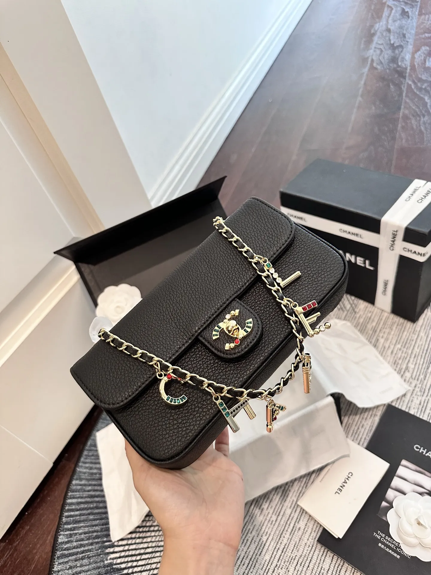 p155 折叠礼盒包装 尺寸 22cm Chanel 26A 徽章链条横款口盖包​​，黑色荔枝皮金色链条 + 彩色徽章双C Logo，链条上挂有