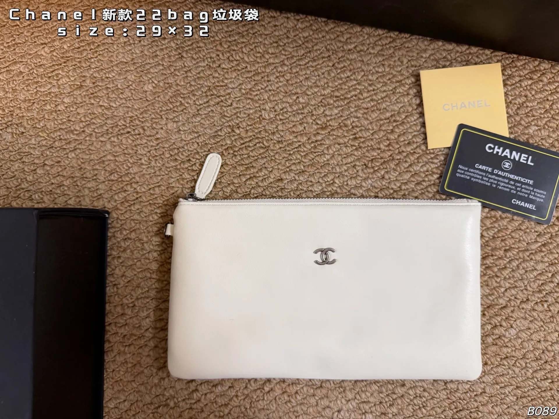 P165 29cm（折叠盒） size：29&times;32 Chanel香奈儿新款22bag垃圾袋 手感真的超赞 肩带搭配小心机&minus;小金币设计 随性、气质、慵懒又个性， 上身百搭完全不挑场合！
