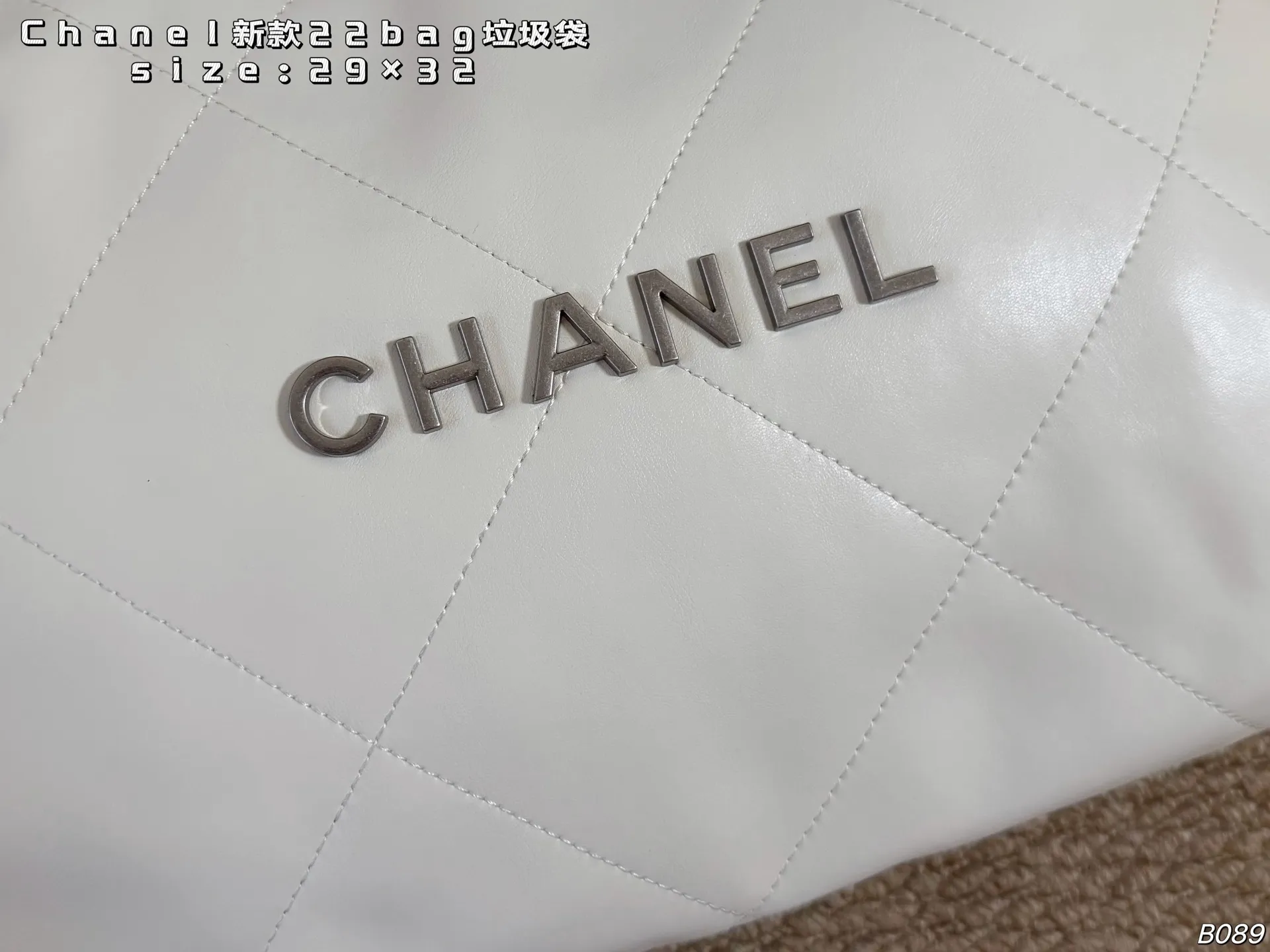 P165 29cm（折叠盒） size：29&times;32 Chanel香奈儿新款22bag垃圾袋 手感真的超赞 肩带搭配小心机&minus;小金币设计 随性、气质、慵懒又个性， 上身百搭完全不挑场合！