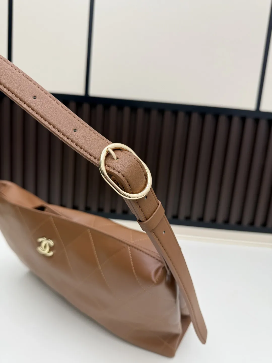 新款批220 心心念念的Jennie同款Chanel26P hobo已get！ 被 Jennie上身种草的一只26P小hobo😍 黑色会更经典百搭🖤 包型软乎乎的自重很轻 自带慵懒松弛感 上身fei常时髦～可调节单肩斜跨，采用进口小牛皮真的爱了 款号：07084 材质【进口小牛皮】 尺寸：34-19-10cm