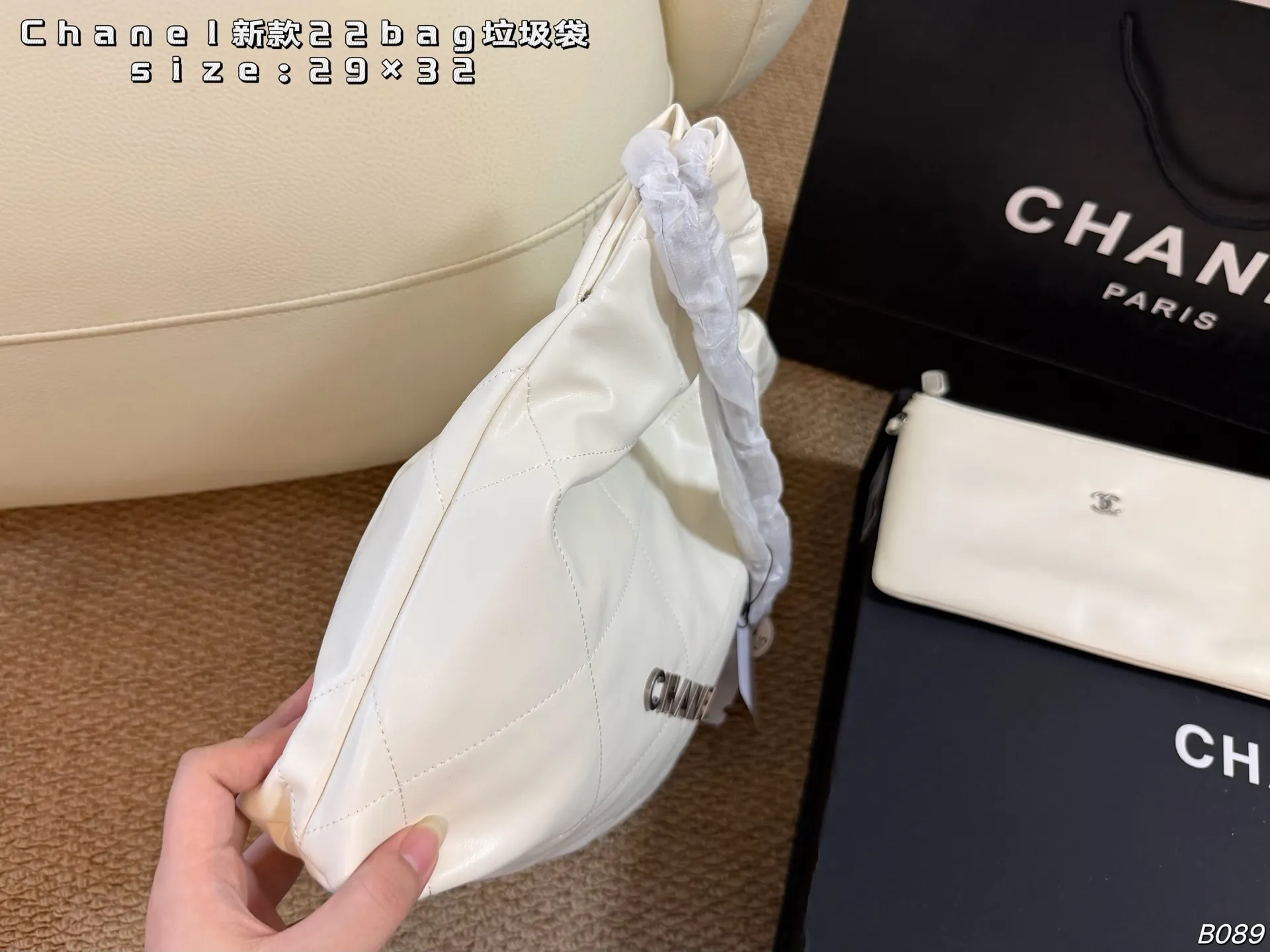 P165 29cm（折叠盒） size：29&times;32 Chanel香奈儿新款22bag垃圾袋 手感真的超赞 肩带搭配小心机&minus;小金币设计 随性、气质、慵懒又个性， 上身百搭完全不挑场合！
