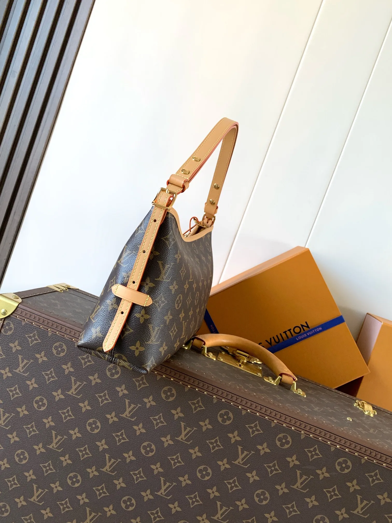 💰450顶级原单，变码芯片 M28101老花 M27578白彩 本款CarryAll EastWest手袋取材 Monogram 帆布和皮革饰边，成就都市生活的贴身伴侣。充裕构型设有齐整内层，大号内袋再添功能元素。Monogram 帆布拉链手拿包通过皮革带固定 36 x 19 x 0.5 厘米 (長度 x 高度 x 闊度) 塗層帆布 牛皮飾邊 微纖維襯裡 金色金屬件 拉鏈設計 1個內置貼袋 內置一個紀念版皮革標籤 1 個可拆式蝴蝶結形狀吊飾及周年紀念行子吊牌綴以LV裝飾及飾釘 可放置6.7寸智能手機、耳機、拉鏈銀包、鎖匙及唇膏 肩帶：不可拆式，可調節