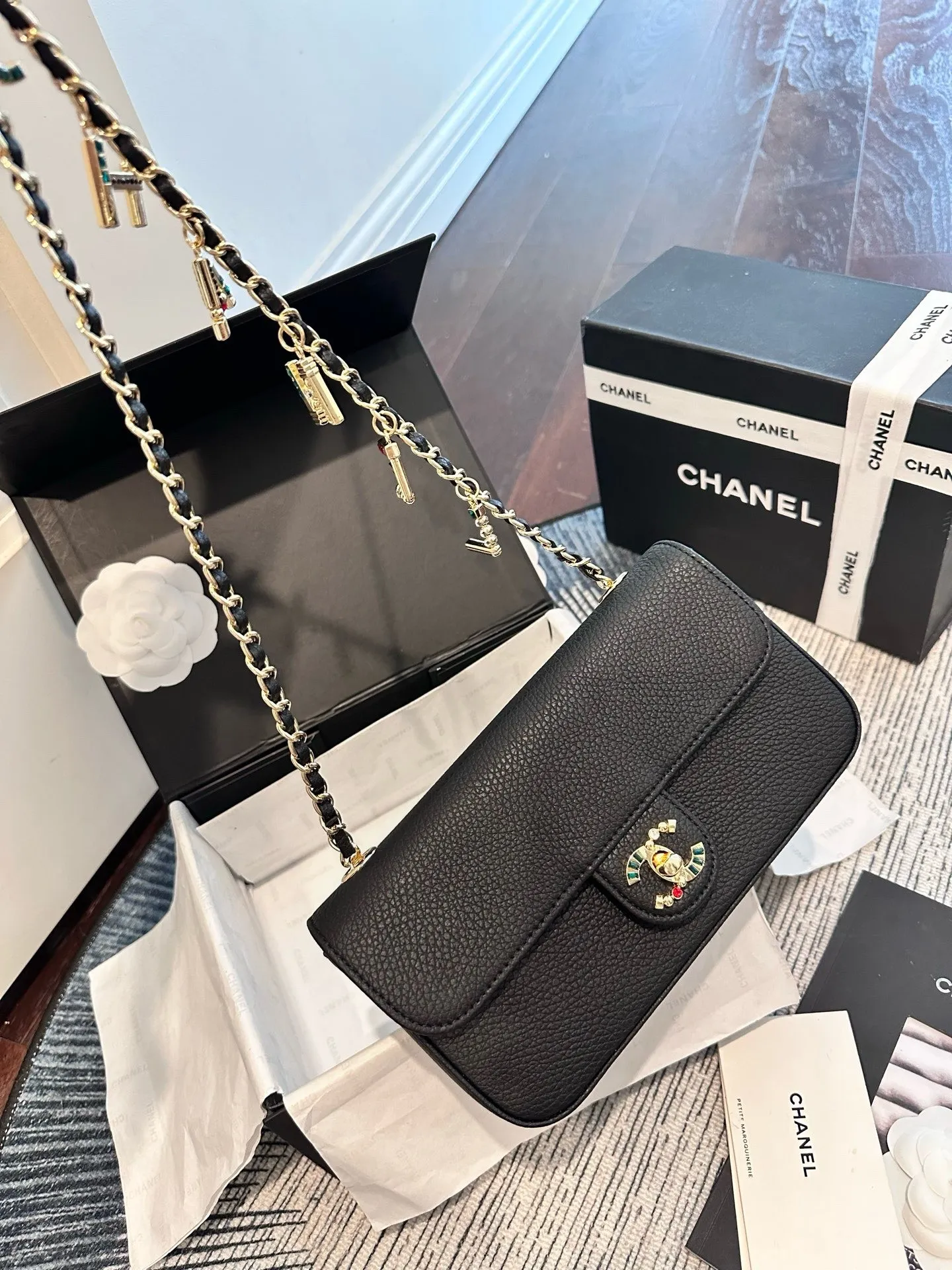 p155 折叠礼盒包装 尺寸 22cm Chanel 26A 徽章链条横款口盖包​​，黑色荔枝皮金色链条 + 彩色徽章双C Logo，链条上挂有
