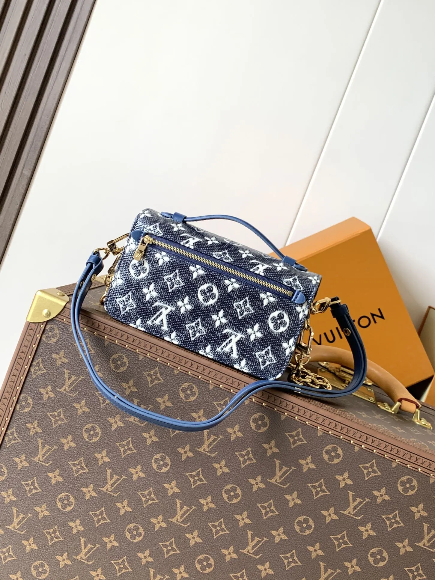 💰530顶级原单，变码芯片M22834 本款 Pochette M&eacute;tis East West 手袋取材 Monoglam 帆布，以全息色调释放耀目姿彩。彩色饰边为包身线条增添雕塑光感，皮革手柄、可拆卸链带与可脱卸并调节的皮革肩带丰富背携选择。21.5 x 13.5 x 6.0 厘米 (长 x 高 x 宽) &bull; Monoglam 涂层帆布 &bull; 牛皮革饰边 &bull; 织物内衬 &bull; 金属件 &bull; S-lock 锁扣 &bull; 拉链外袋 &bull; 内隔层 &bull; 中央拉链内袋 &bull; 肩带：可拆卸，可调节 &bull; 包带半长：29.0 厘米 &bull; 包带半长可调至：45.0 厘米 &bull; 链条：可拆卸 &bull; 链条半长：19.0 厘米 &bull; 手柄：单手柄