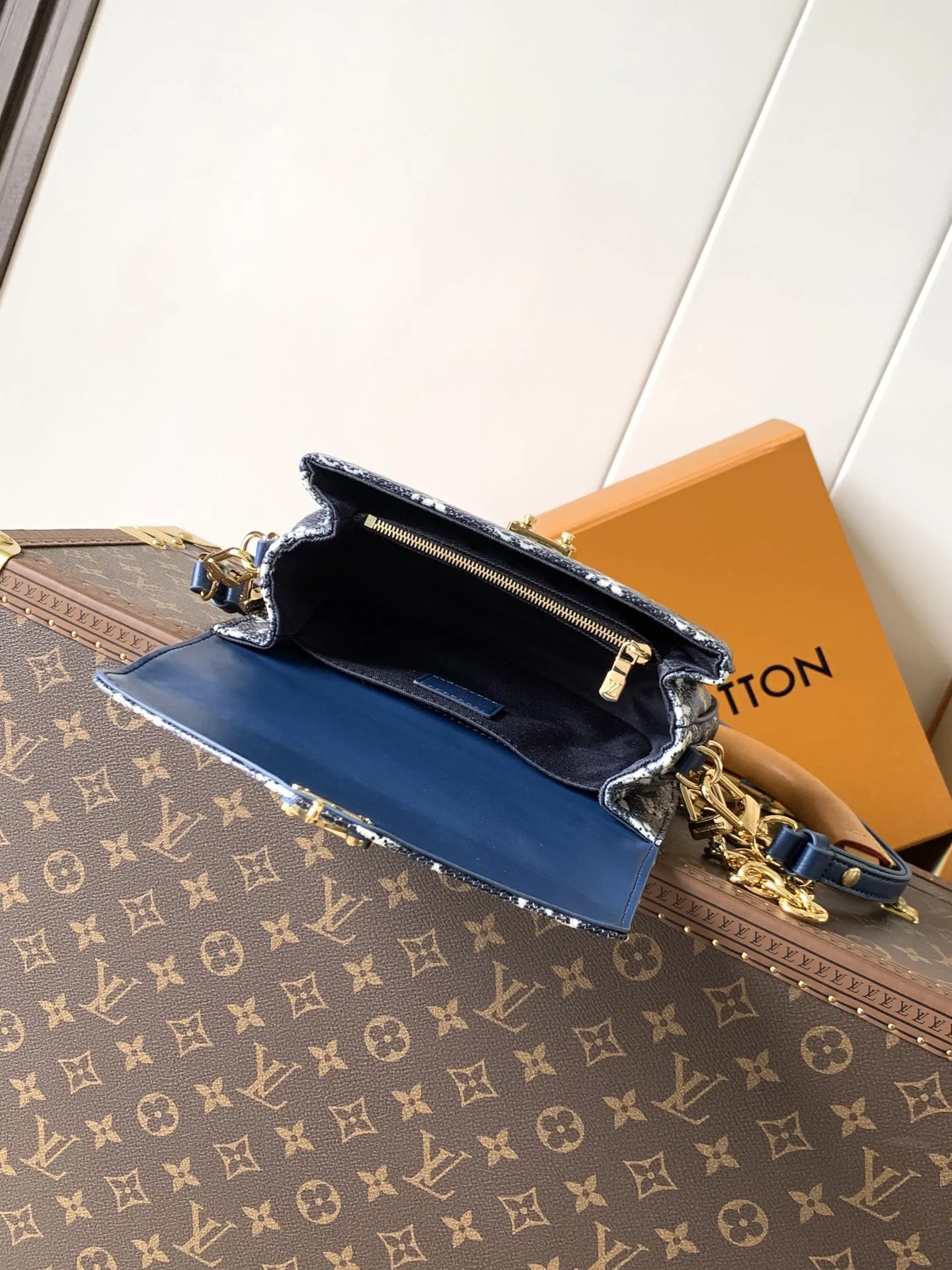 💰530顶级原单,变码芯片M22834 本款 Pochette Métis East West 手袋取材 Monoglam 帆布,以全息色调释放耀目姿彩。彩色饰边为包身线条增添雕塑光感,皮革手柄、可拆卸链带与可脱卸并调节的皮革肩带丰富背携选择。21.5 x 13.5 x 6.0 厘米 (长 x 高 x 宽) • Monoglam 涂层帆布 • 牛皮革饰边 • 织物内衬 • 金属件 • S-lock 锁扣 • 拉链外袋 • 内隔层 • 中央拉链内袋 • 肩带:可拆卸,可调节 • 包带半长:29.0 厘米 • 包带半长可调至:45.0 厘米 • 链条:可拆卸 • 链条半长:19.0 厘米 • 手柄:单手柄