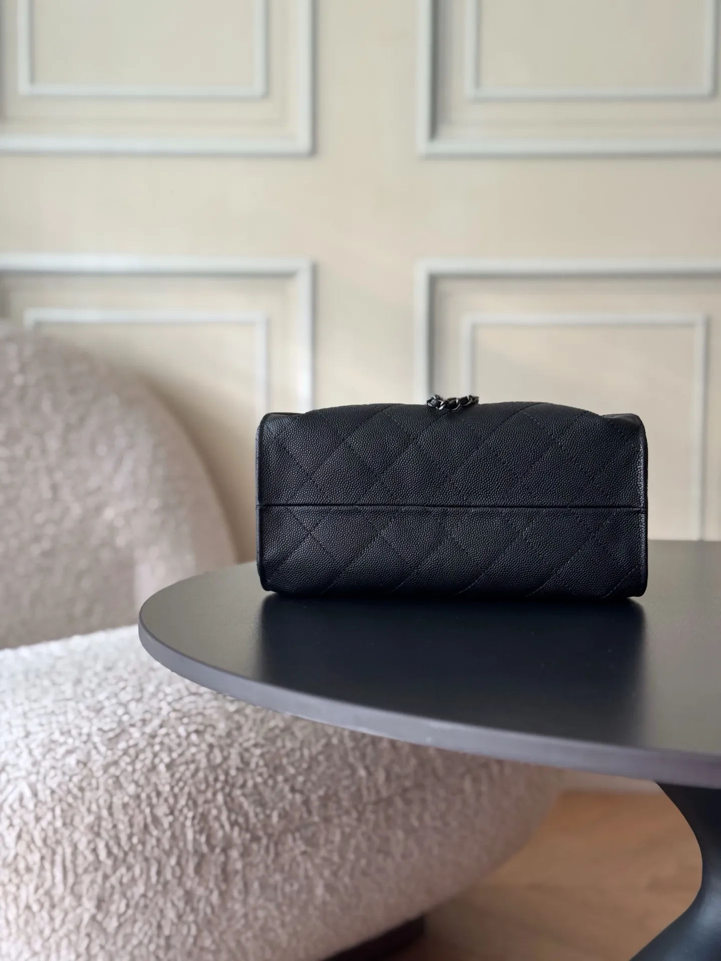 💰950¥(原厂皮)𝗖𝗵𝗮𝗻𝗲𝟭 𝟮𝟱𝗕𝗮𝗴 𝗺𝗶𝗻𝗶 𝟮𝟲𝗰 嬉皮𝗁𝗈𝖻𝗈 𝗆𝗂𝗇𝗂 🐂牛皮鱼子酱,🦌鹿皮反毛皮两种进口皮 售价𝟦𝟫𝟤𝟢𝟢𝗋𝗆𝖻购入开发 秀场热门𝟤𝟧𝖡𝖺𝗀嬉皮𝗁𝗈𝖻𝗈🔥设计独特,相当霸气的风格超大容量轻松装下日常所需❕逛街、旅行都是超高值好伙伴🧑🤝🧑上新总是让人有意外之喜,今年也不例外!25C早春系列包包的颜值又上了一个高度。今天这款多口袋hobo是这一季的风标,秀场推出后营销的异常火热。多口袋的设计简直将随性慵懒感拉满,搭配光泽感十足的复古五金 logo,可以说是这一季的王者了。细看的话真的有点像的吊床包,包身很有街头感,空间也是相当的大。上身后的效果和整体穿搭会让你瞬间就想种草,侧面的口袋装饰很有都市感工装风,给整体增加了不少的时尚因素。这牌子我们出过很多了,同渠道的东西没啥需要再多介绍了,闭眼收就是了,依然是我们的yyds系列,独家的进口原料原五金,刚出来的好东西! 五金:厚镀𝟤𝟦𝗄复古银 皮质:进口小牛皮🐂鱼子酱 尺寸:𝟤𝟢*𝟤𝟤*𝟣𝟤.𝟧 𝖼𝗆 型号:AS5631