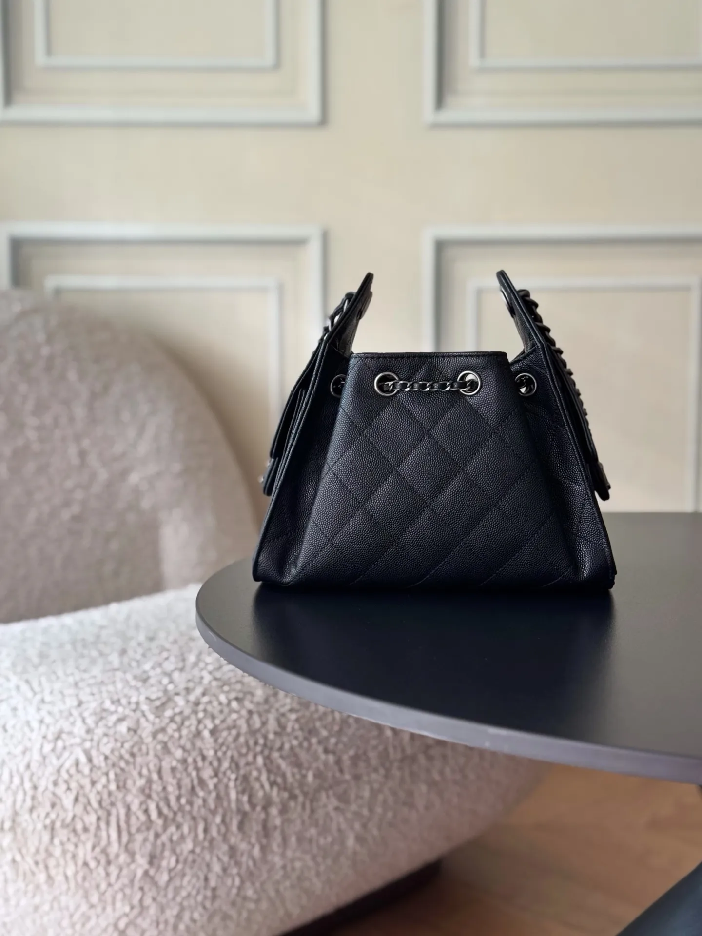 💰950¥(原厂皮)𝗖𝗵𝗮𝗻𝗲𝟭 𝟮𝟱𝗕𝗮𝗴 𝗺𝗶𝗻𝗶 𝟮𝟲𝗰 嬉皮𝗁𝗈𝖻𝗈 𝗆𝗂𝗇𝗂 🐂牛皮鱼子酱,🦌鹿皮反毛皮两种进口皮 售价𝟦𝟫𝟤𝟢𝟢𝗋𝗆𝖻购入开发 秀场热门𝟤𝟧𝖡𝖺𝗀嬉皮𝗁𝗈𝖻𝗈🔥设计独特,相当霸气的风格超大容量轻松装下日常所需❕逛街、旅行都是超高值好伙伴🧑🤝🧑上新总是让人有意外之喜,今年也不例外!25C早春系列包包的颜值又上了一个高度。今天这款多口袋hobo是这一季的风标,秀场推出后营销的异常火热。多口袋的设计简直将随性慵懒感拉满,搭配光泽感十足的复古五金 logo,可以说是这一季的王者了。细看的话真的有点像的吊床包,包身很有街头感,空间也是相当的大。上身后的效果和整体穿搭会让你瞬间就想种草,侧面的口袋装饰很有都市感工装风,给整体增加了不少的时尚因素。这牌子我们出过很多了,同渠道的东西没啥需要再多介绍了,闭眼收就是了,依然是我们的yyds系列,独家的进口原料原五金,刚出来的好东西! 五金:厚镀𝟤𝟦𝗄复古银 皮质:进口小牛皮🐂鱼子酱 尺寸:𝟤𝟢*𝟤𝟤*𝟣𝟤.𝟧 𝖼𝗆 型号:AS5631