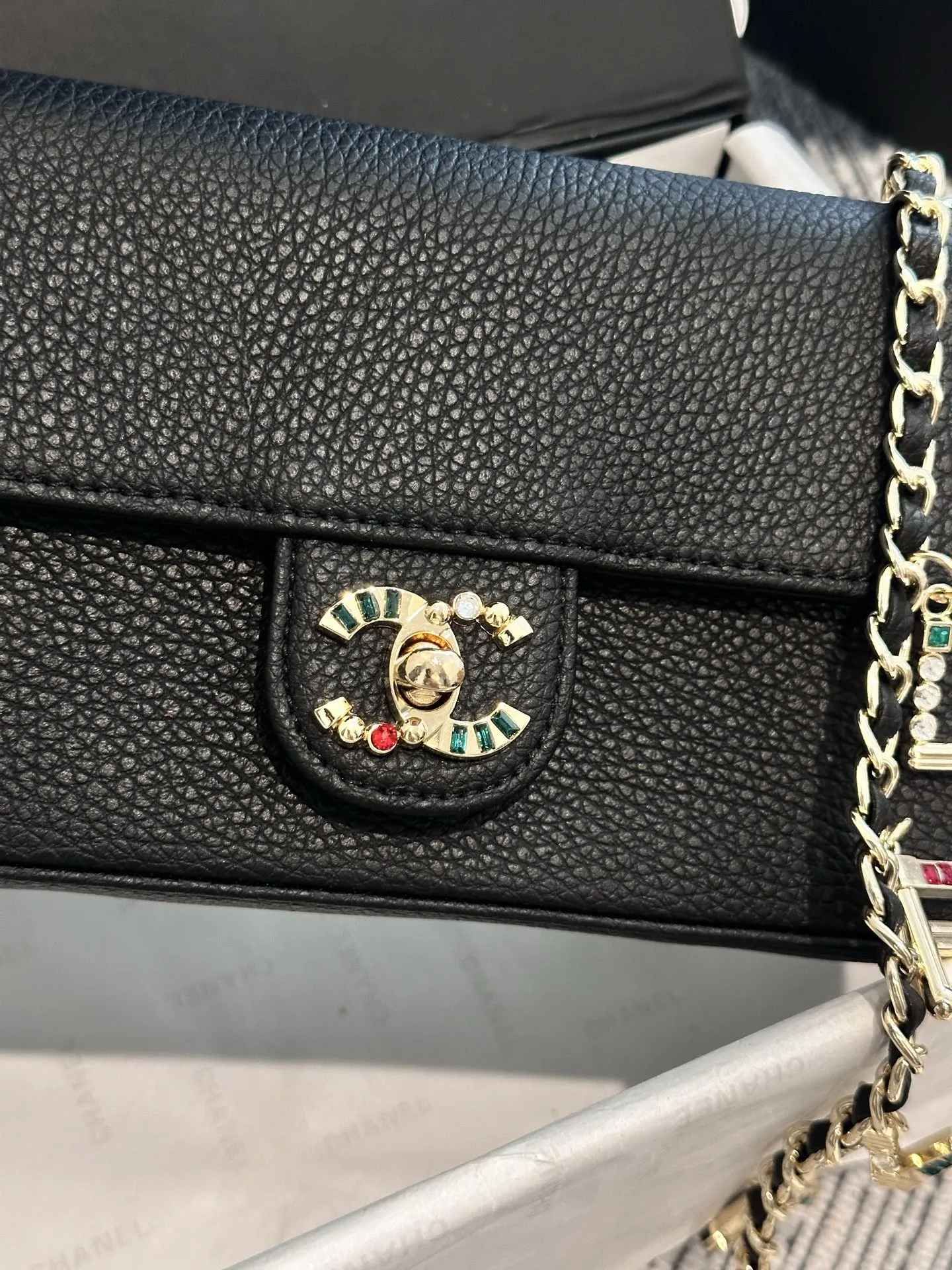 p155 折叠礼盒包装 尺寸 22cm Chanel 26A 徽章链条横款口盖包​​，黑色荔枝皮金色链条 + 彩色徽章双C Logo，链条上挂有