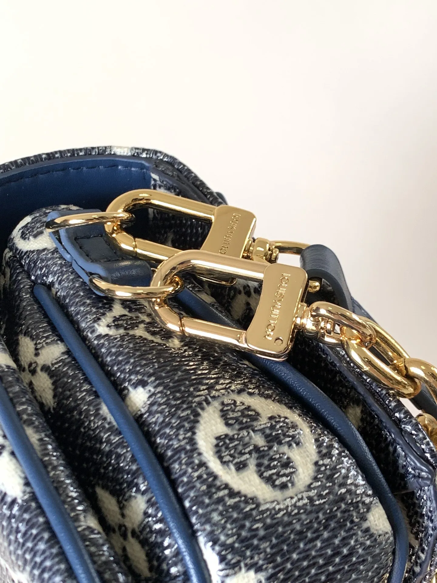 💰530顶级原单，变码芯片M22834 本款 Pochette M&eacute;tis East West 手袋取材 Monoglam 帆布，以全息色调释放耀目姿彩。彩色饰边为包身线条增添雕塑光感，皮革手柄、可拆卸链带与可脱卸并调节的皮革肩带丰富背携选择。21.5 x 13.5 x 6.0 厘米 (长 x 高 x 宽) &bull; Monoglam 涂层帆布 &bull; 牛皮革饰边 &bull; 织物内衬 &bull; 金属件 &bull; S-lock 锁扣 &bull; 拉链外袋 &bull; 内隔层 &bull; 中央拉链内袋 &bull; 肩带：可拆卸，可调节 &bull; 包带半长：29.0 厘米 &bull; 包带半长可调至：45.0 厘米 &bull; 链条：可拆卸 &bull; 链条半长：19.0 厘米 &bull; 手柄：单手柄