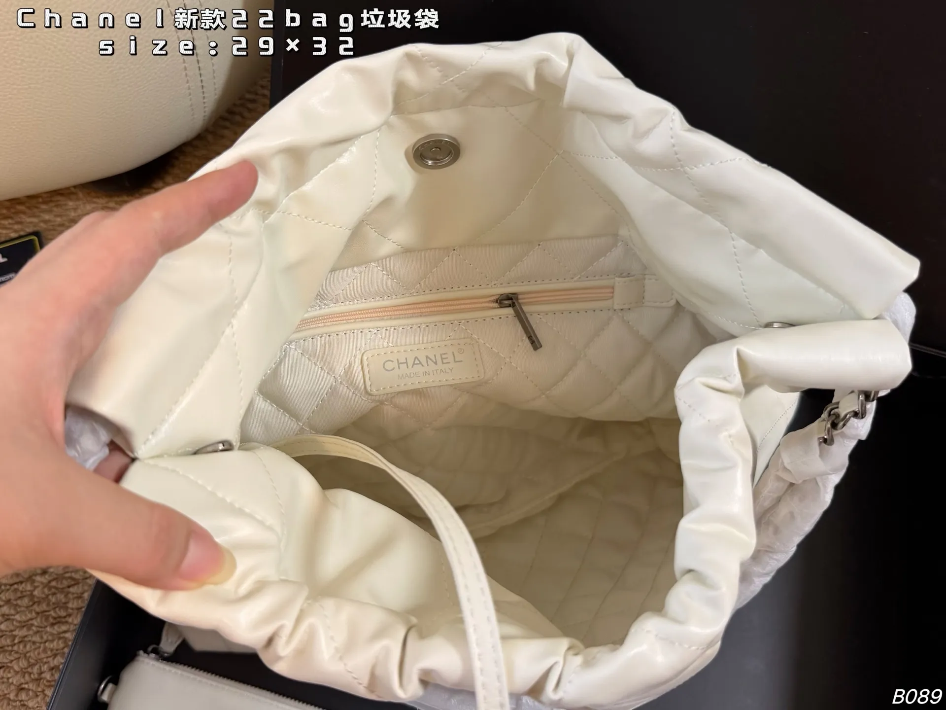 P165 29cm（折叠盒） size：29&times;32 Chanel香奈儿新款22bag垃圾袋 手感真的超赞 肩带搭配小心机&minus;小金币设计 随性、气质、慵懒又个性， 上身百搭完全不挑场合！