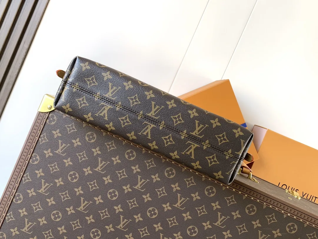 💰450顶级原单，变码芯片 M28101老花 M27578白彩 本款CarryAll EastWest手袋取材 Monogram 帆布和皮革饰边，成就都市生活的贴身伴侣。充裕构型设有齐整内层，大号内袋再添功能元素。Monogram 帆布拉链手拿包通过皮革带固定 36 x 19 x 0.5 厘米 (長度 x 高度 x 闊度) 塗層帆布 牛皮飾邊 微纖維襯裡 金色金屬件 拉鏈設計 1個內置貼袋 內置一個紀念版皮革標籤 1 個可拆式蝴蝶結形狀吊飾及周年紀念行子吊牌綴以LV裝飾及飾釘 可放置6.7寸智能手機、耳機、拉鏈銀包、鎖匙及唇膏 肩帶：不可拆式，可調節