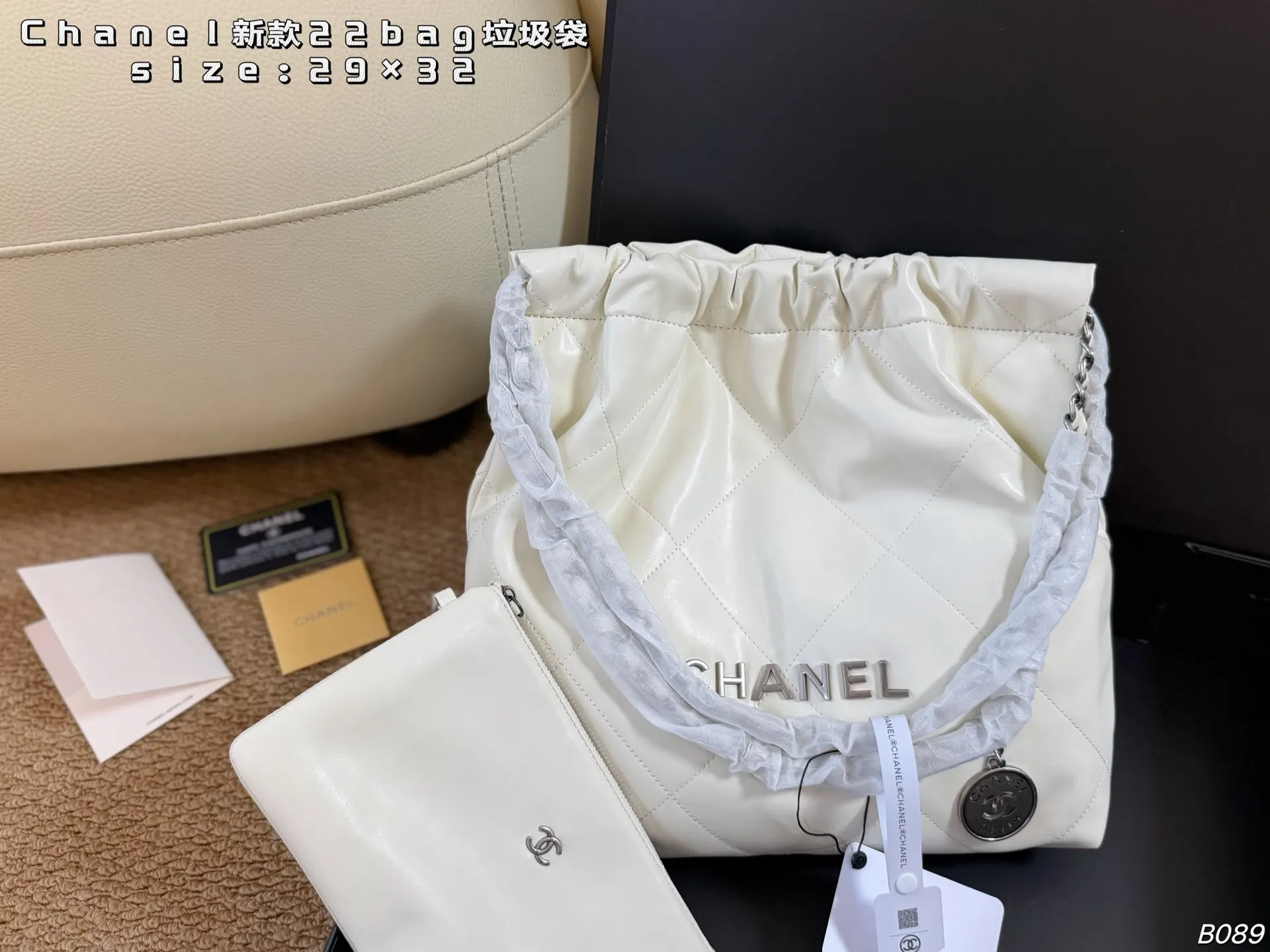 P165 29cm（折叠盒） size：29&times;32 Chanel香奈儿新款22bag垃圾袋 手感真的超赞 肩带搭配小心机&minus;小金币设计 随性、气质、慵懒又个性， 上身百搭完全不挑场合！