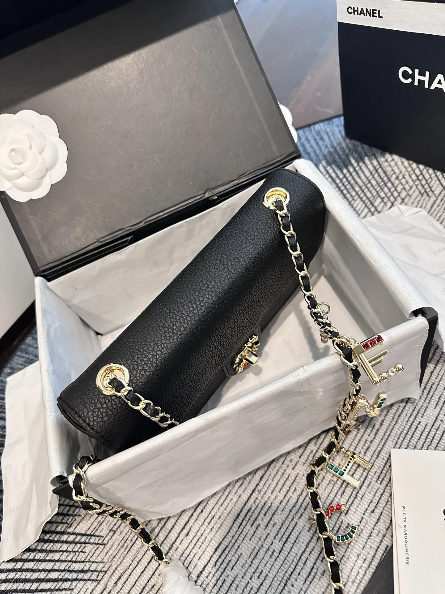 p155 折叠礼盒包装 尺寸 22cm Chanel 26A 徽章链条横款口盖包​​，黑色荔枝皮金色链条 + 彩色徽章双C Logo，链条上挂有