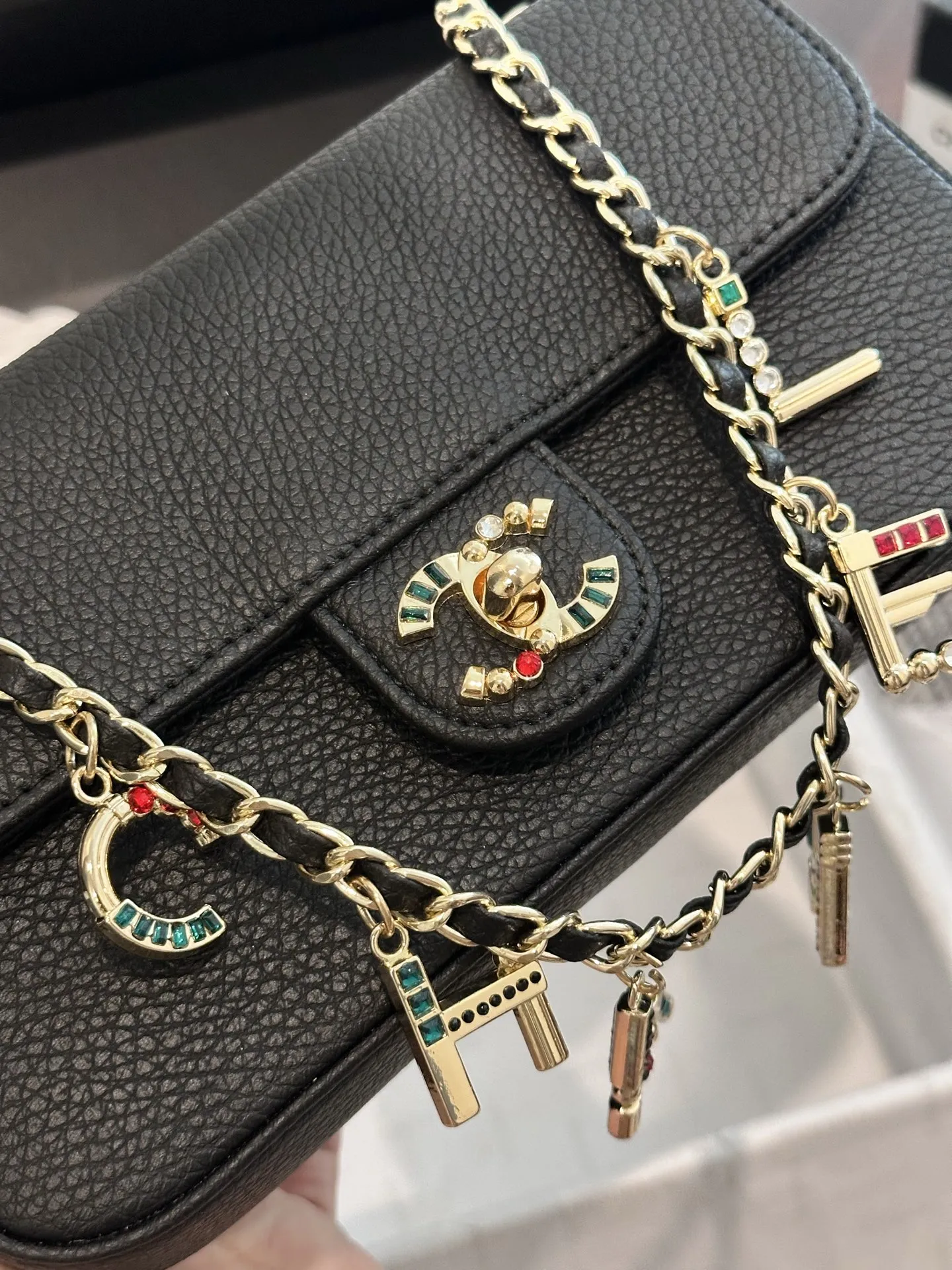 p155 折叠礼盒包装 尺寸 22cm Chanel 26A 徽章链条横款口盖包​​，黑色荔枝皮金色链条 + 彩色徽章双C Logo，链条上挂有