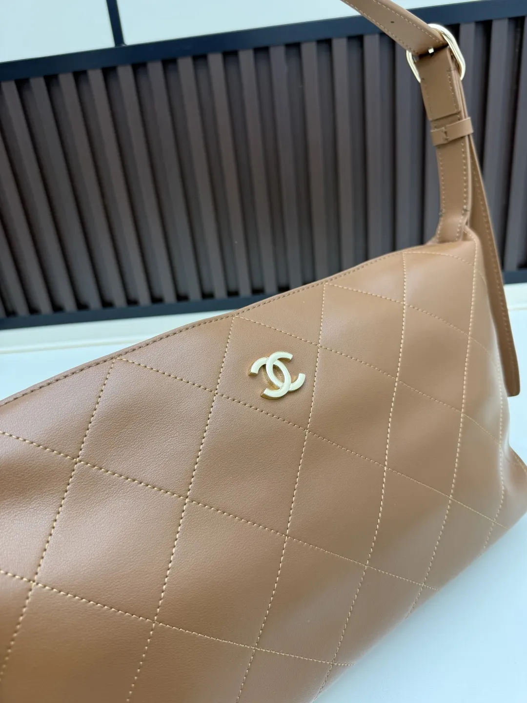 新款批220 心心念念的Jennie同款Chanel26P hobo已get！ 被 Jennie上身种草的一只26P小hobo😍 黑色会更经典百搭🖤 包型软乎乎的自重很轻 自带慵懒松弛感 上身fei常时髦～可调节单肩斜跨，采用进口小牛皮真的爱了 款号：07084 材质【进口小牛皮】 尺寸：34-19-10cm