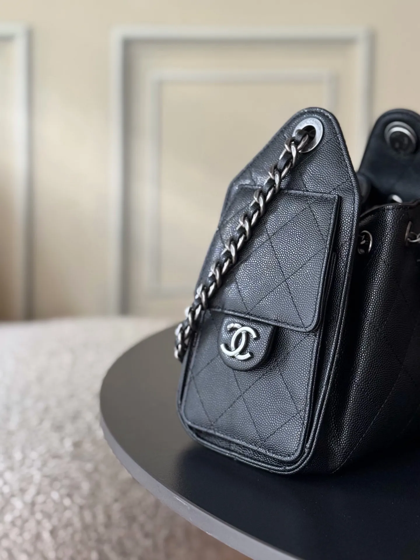 💰950￥（原厂皮）𝗖𝗵𝗮𝗻𝗲𝟭 𝟮𝟱𝗕𝗮𝗴 𝗺𝗶𝗻𝗶 𝟮𝟲𝗰 嬉皮𝗁𝗈𝖻𝗈 𝗆𝗂𝗇𝗂 🐂牛皮鱼子酱，🦌鹿皮反毛皮两种进口皮 售价𝟦𝟫𝟤𝟢𝟢𝗋𝗆𝖻购入开发 秀场热门𝟤𝟧𝖡𝖺𝗀嬉皮𝗁𝗈𝖻𝗈🔥设计独特，相当霸气的风格超大容量轻松装下日常所需❕逛街、旅行都是超高值好伙伴🧑&zwj;🤝&zwj;🧑上新总是让人有意外之喜，今年也不例外！25C早春系列包包的颜值又上了一个高度。今天这款多口袋hobo是这一季的风标，秀场推出后营销的异常火热。多口袋的设计简直将随性慵懒感拉满，搭配光泽感十足的复古五金 logo，可以说是这一季的王者了。细看的话真的有点像的吊床包，包身很有街头感，空间也是相当的大。上身后的效果和整体穿搭会让你瞬间就想种草，侧面的口袋装饰很有都市感工装风，给整体增加了不少的时尚因素。这牌子我们出过很多了，同渠道的东西没啥需要再多介绍了，闭眼收就是了，依然是我们的yyds系列，独家的进口原料原五金，刚出来的好东西！ 五金：厚镀𝟤𝟦𝗄复古银 皮质：进口小牛皮🐂鱼子酱 尺寸：𝟤𝟢*𝟤𝟤*𝟣𝟤.𝟧 𝖼𝗆 型号：AS5631
