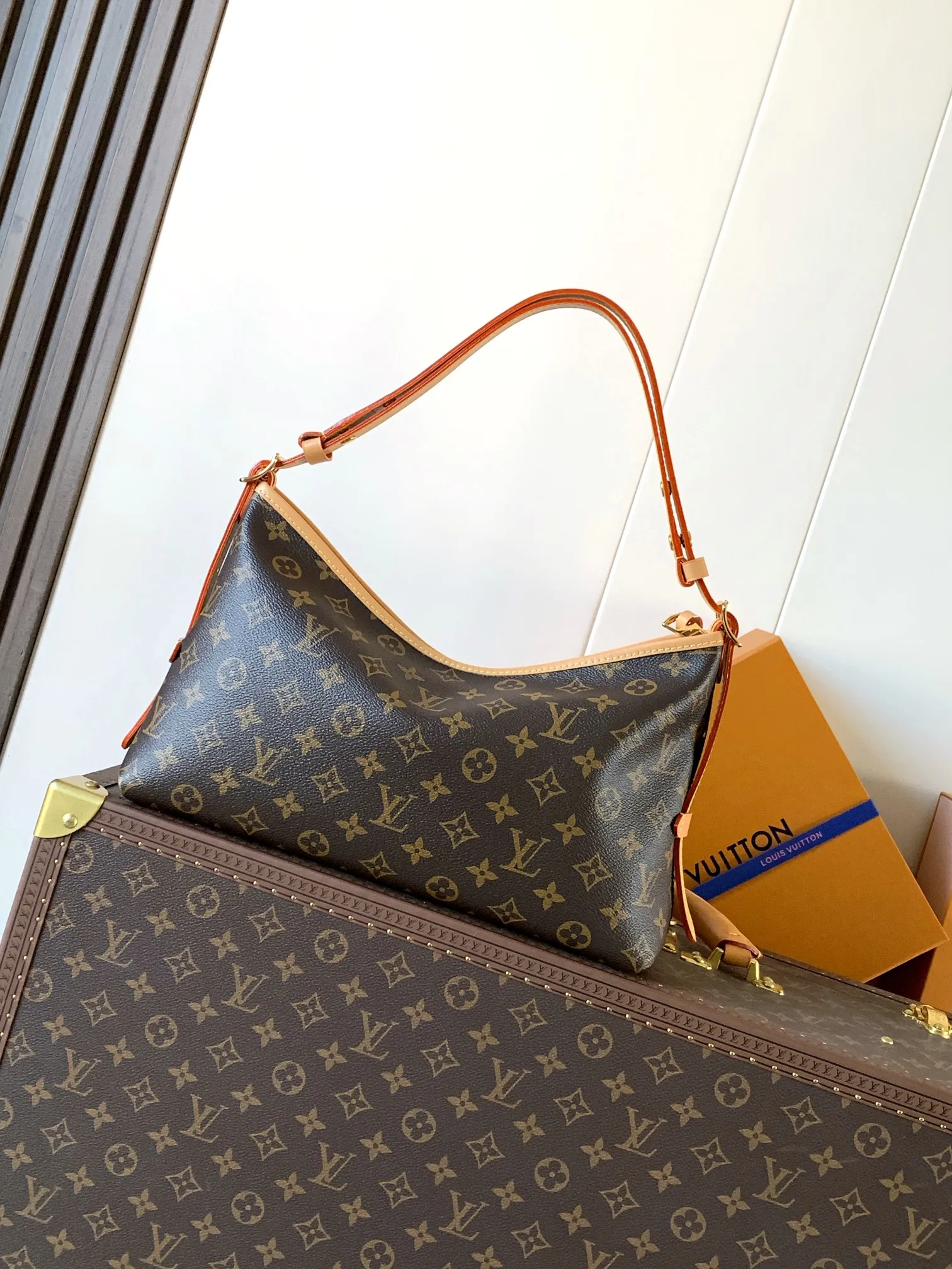 💰450顶级原单，变码芯片 M28101老花 M27578白彩 本款CarryAll EastWest手袋取材 Monogram 帆布和皮革饰边，成就都市生活的贴身伴侣。充裕构型设有齐整内层，大号内袋再添功能元素。Monogram 帆布拉链手拿包通过皮革带固定 36 x 19 x 0.5 厘米 (長度 x 高度 x 闊度) 塗層帆布 牛皮飾邊 微纖維襯裡 金色金屬件 拉鏈設計 1個內置貼袋 內置一個紀念版皮革標籤 1 個可拆式蝴蝶結形狀吊飾及周年紀念行子吊牌綴以LV裝飾及飾釘 可放置6.7寸智能手機、耳機、拉鏈銀包、鎖匙及唇膏 肩帶：不可拆式，可調節