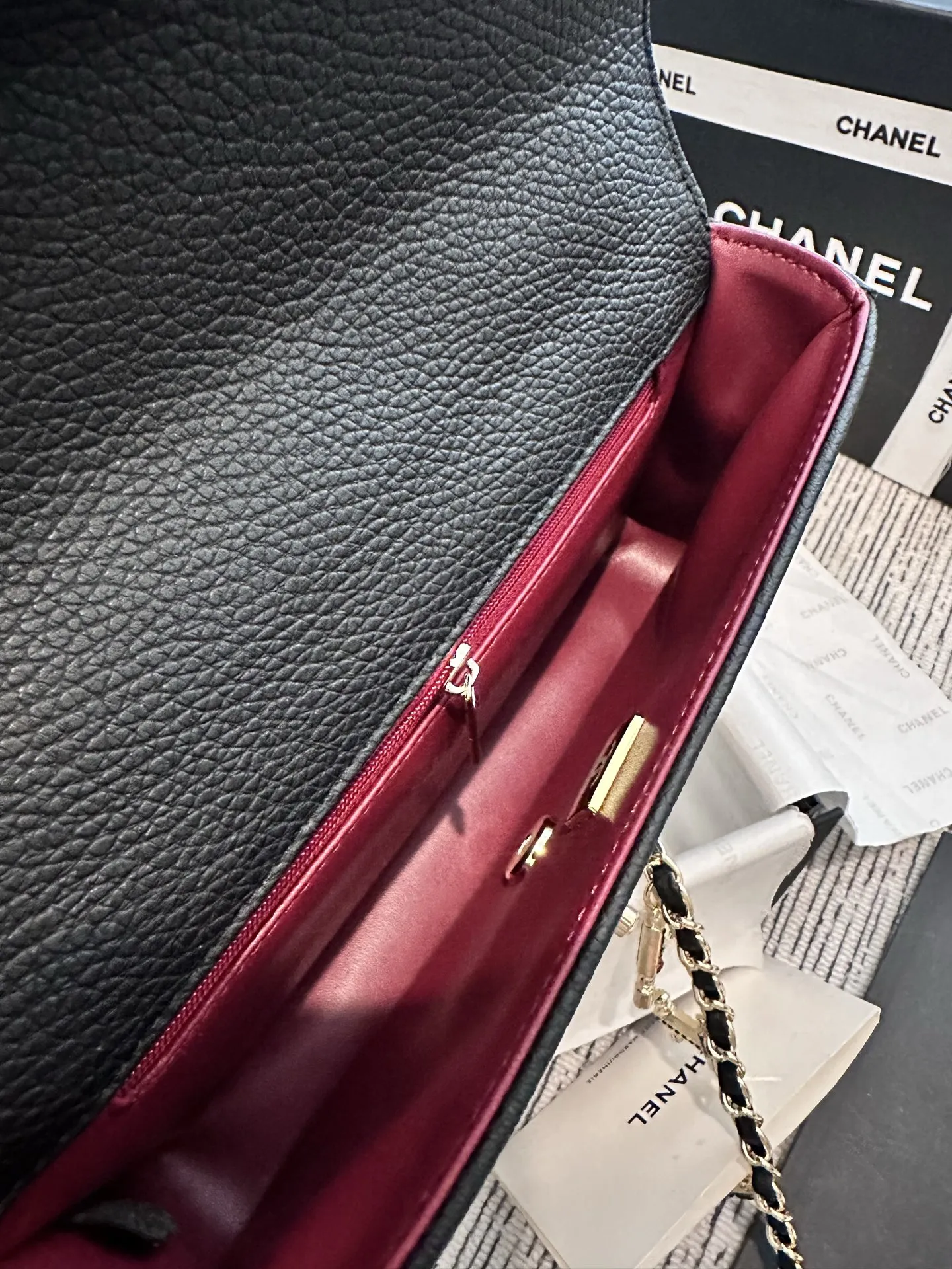 p155 折叠礼盒包装 尺寸 22cm Chanel 26A 徽章链条横款口盖包​​，黑色荔枝皮金色链条 + 彩色徽章双C Logo，链条上挂有